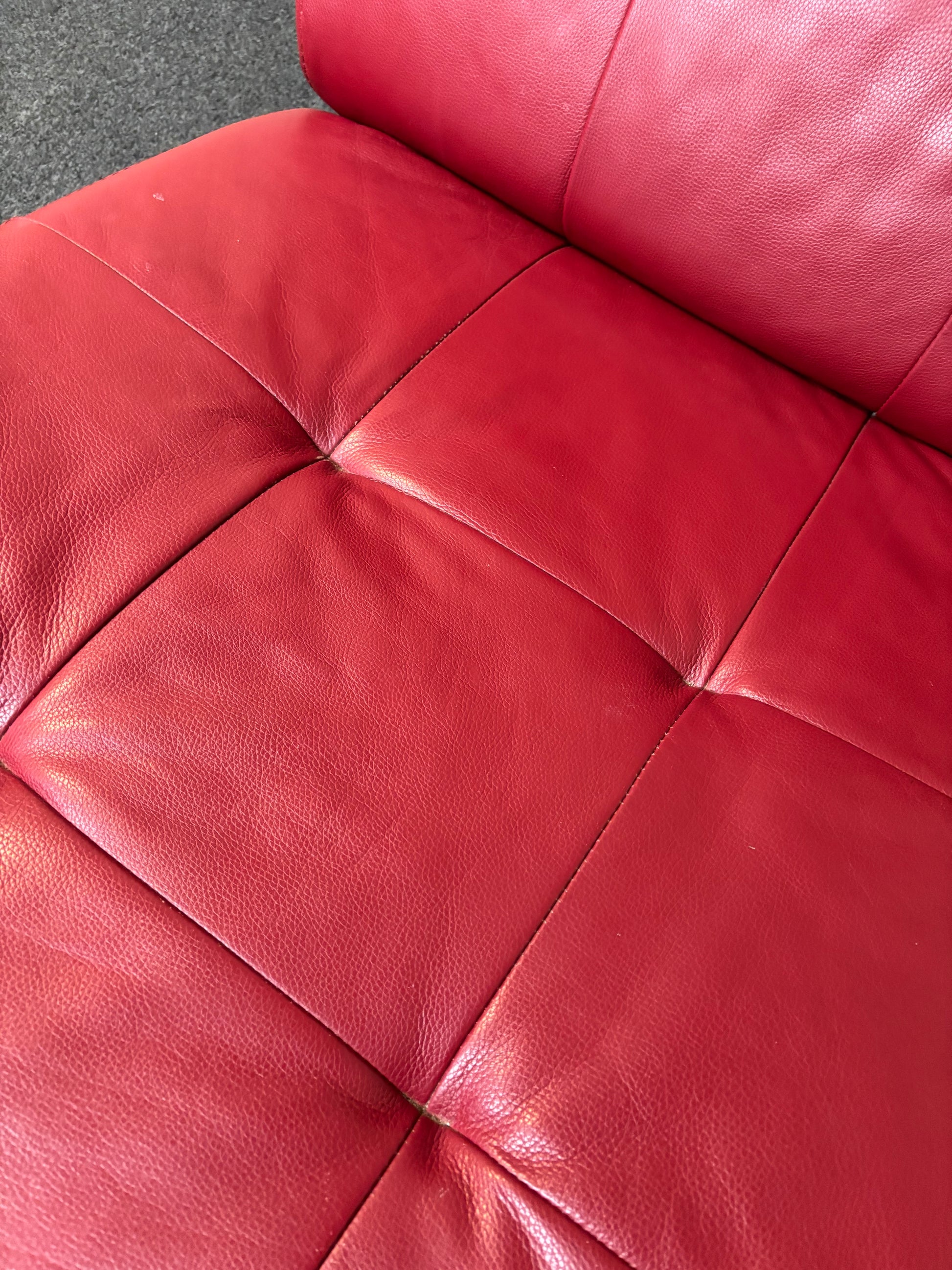 Real Italian wine leather lounger sofa with chrome metal frame. Dims 126Lx80D 2425