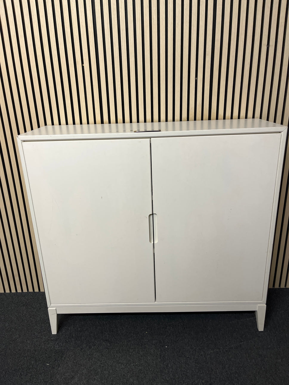 White wood laminate 2 door storage unit (H 112 x W 116 x D 38 cm) 2325