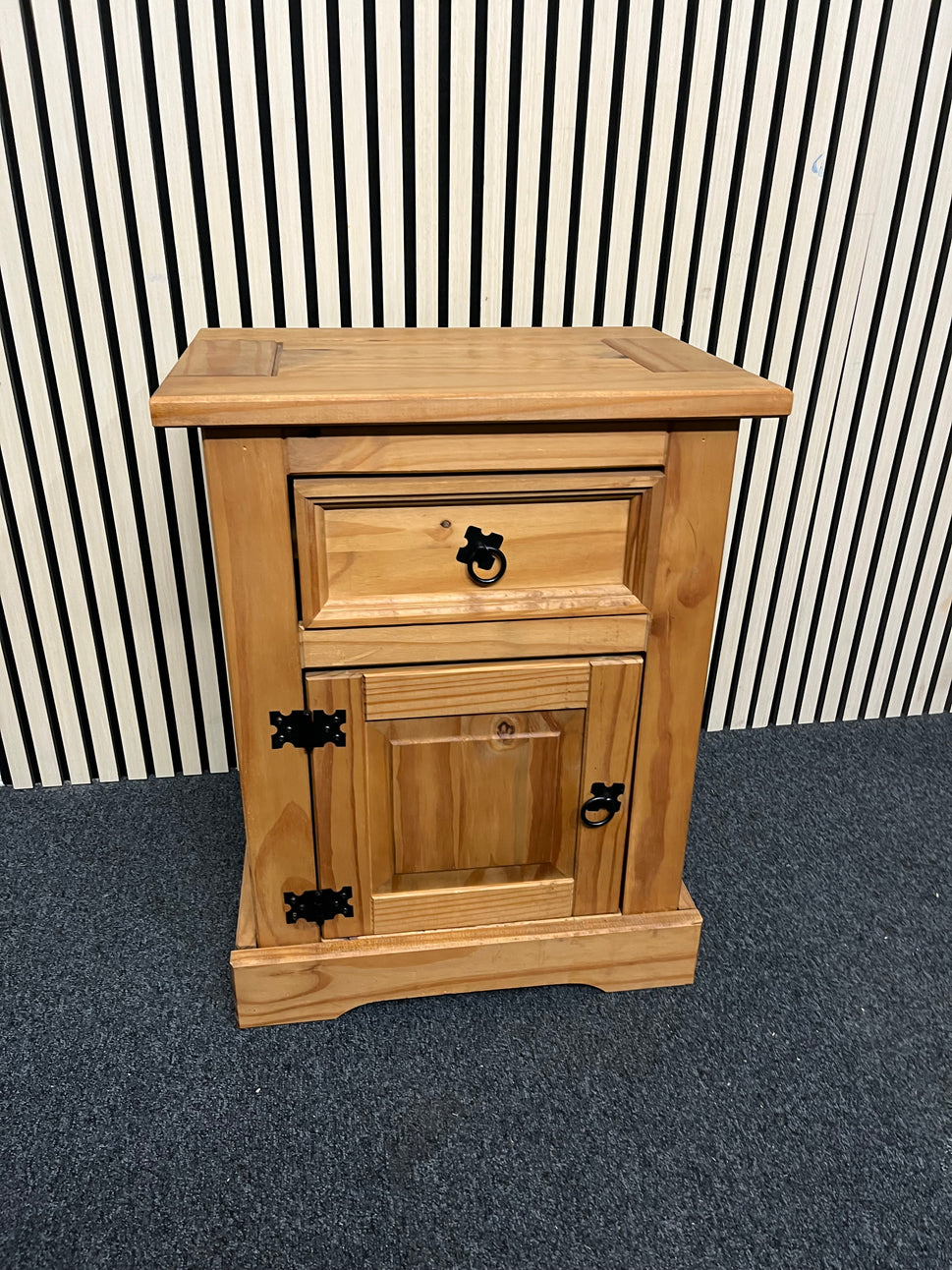 Waxed Pine 1 door / 1 dwr bedside locker W 55 x 40 D 4225