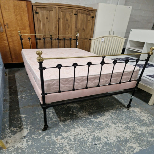 4ft 6 cast iron framed bed%A0 Q3323
