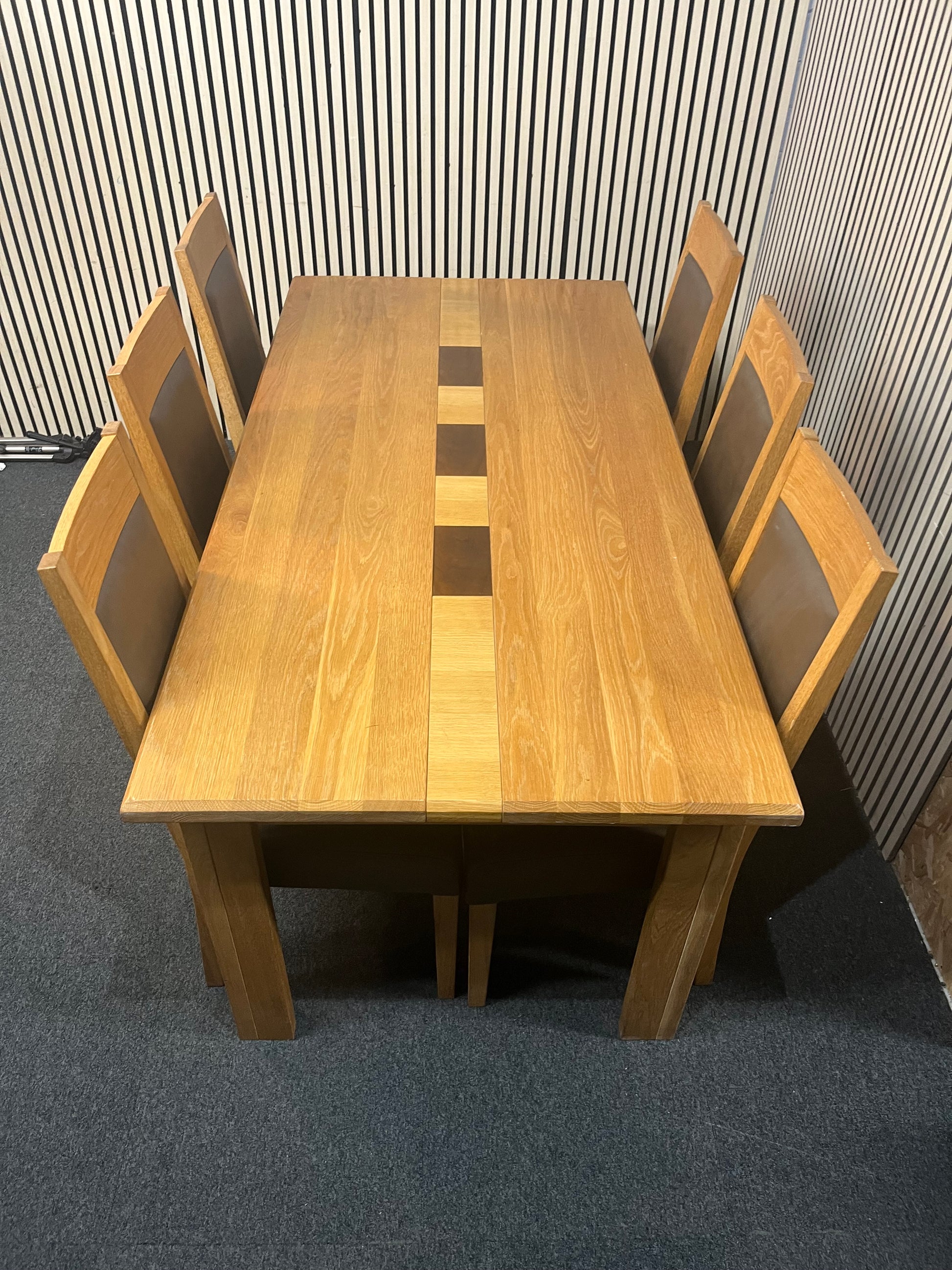Solid oak large rectangular kitchen table with 6 matching oak and brown leather dining chairs (H 72 x W 180 x D 90 cm) 43849