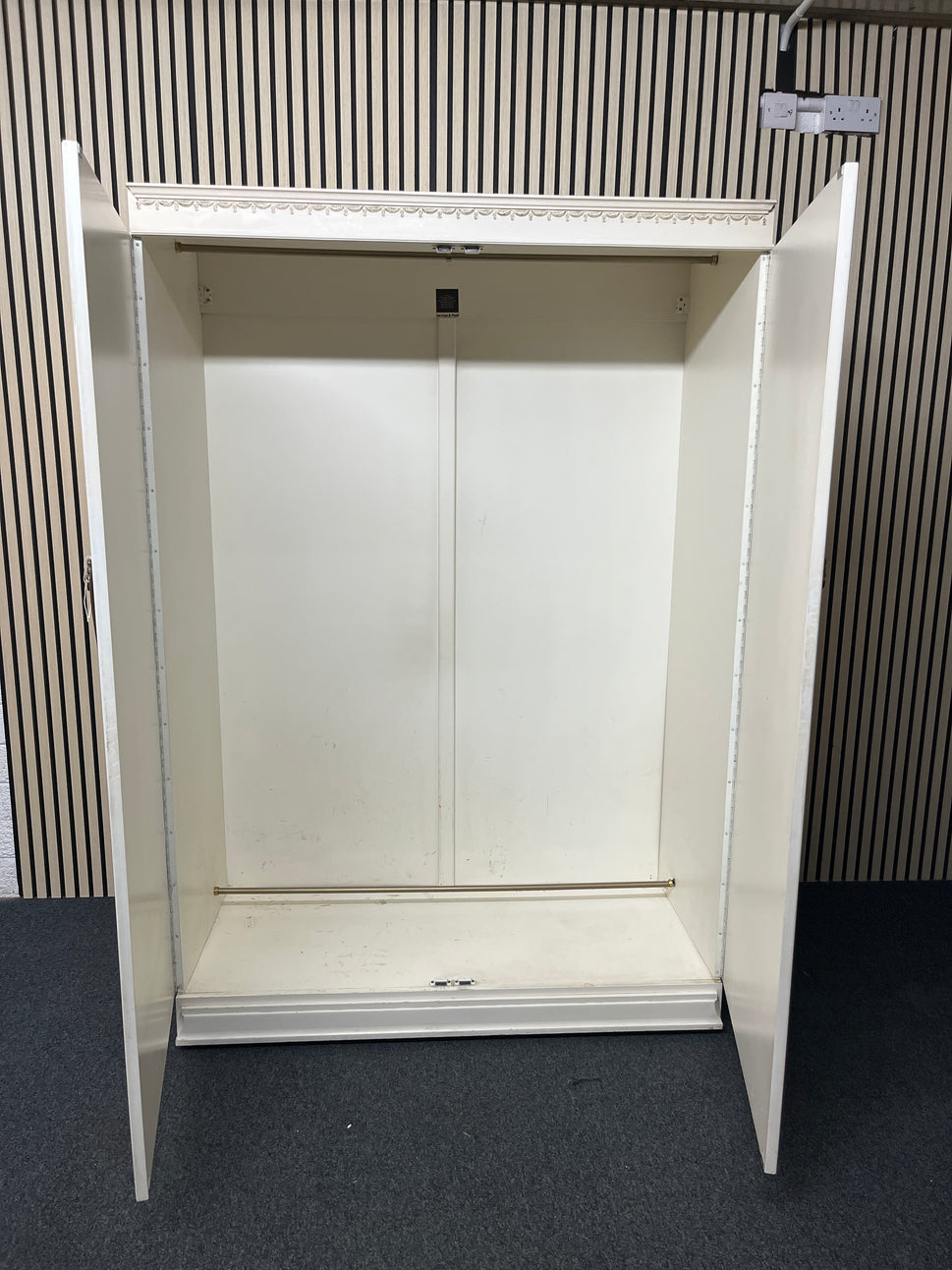 Ornate cream 2 door wardrobe (H 178 x W 122 x D 55 cm) 2325