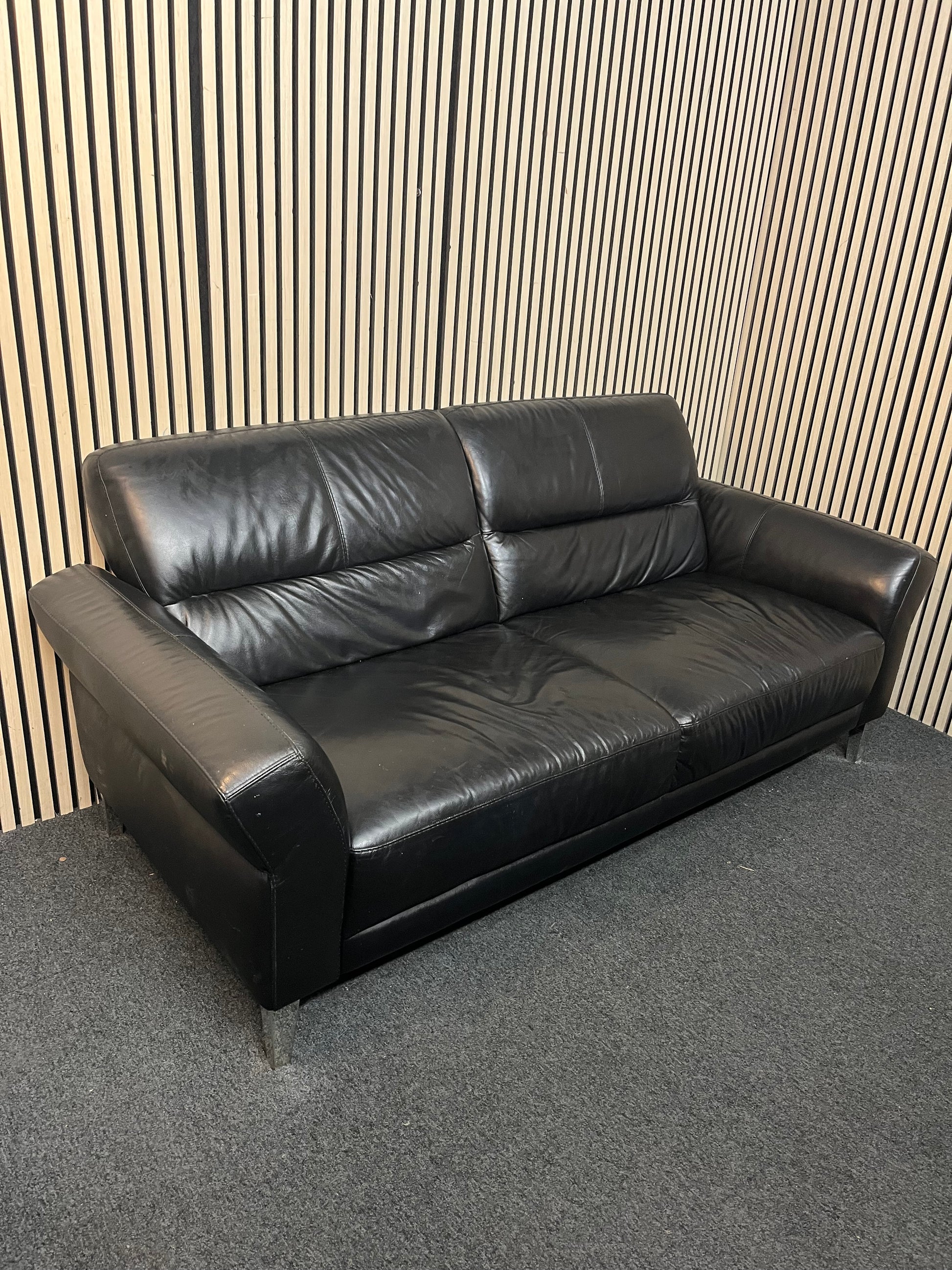 Large 2 seater black leather sofa on metal frame (200 cm width) 43394