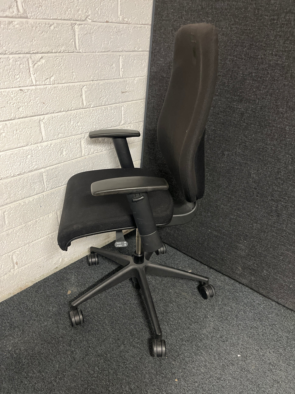 SECONDHAND high back multifunction swivel chair with arms