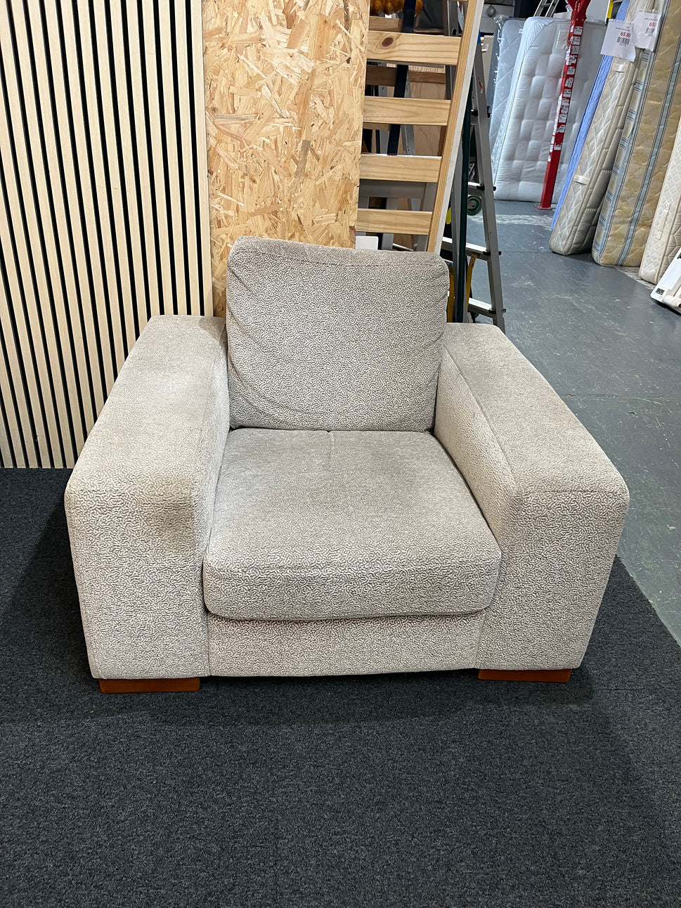 Large right hand light cream fabric corner sofa suite with matching armchair (Width 290 cm, depth 170cm and 100 cm) 1126