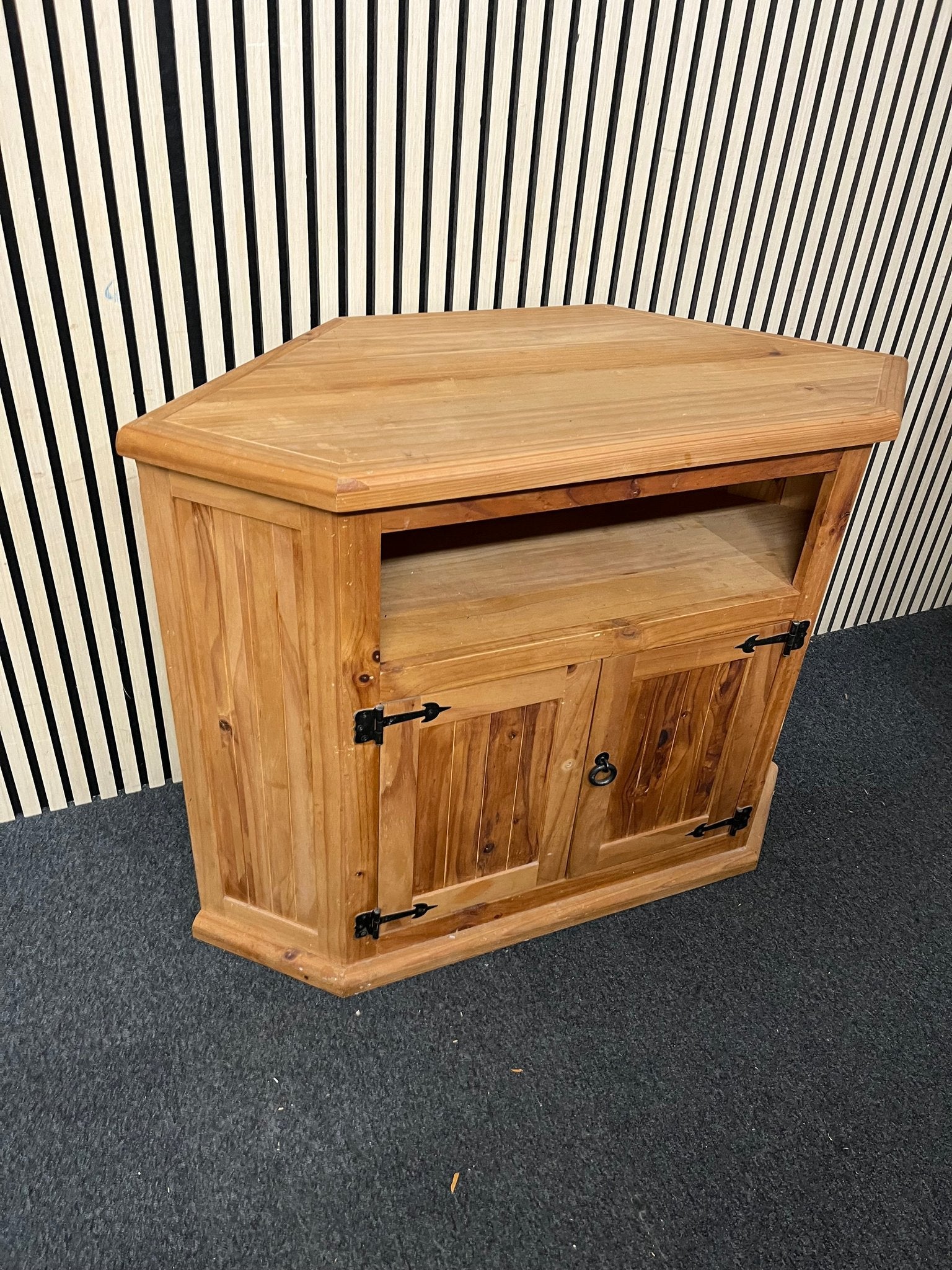 Low natural solid pine corner TV unit (H 81 x W 106 x D 50 cm) 2425