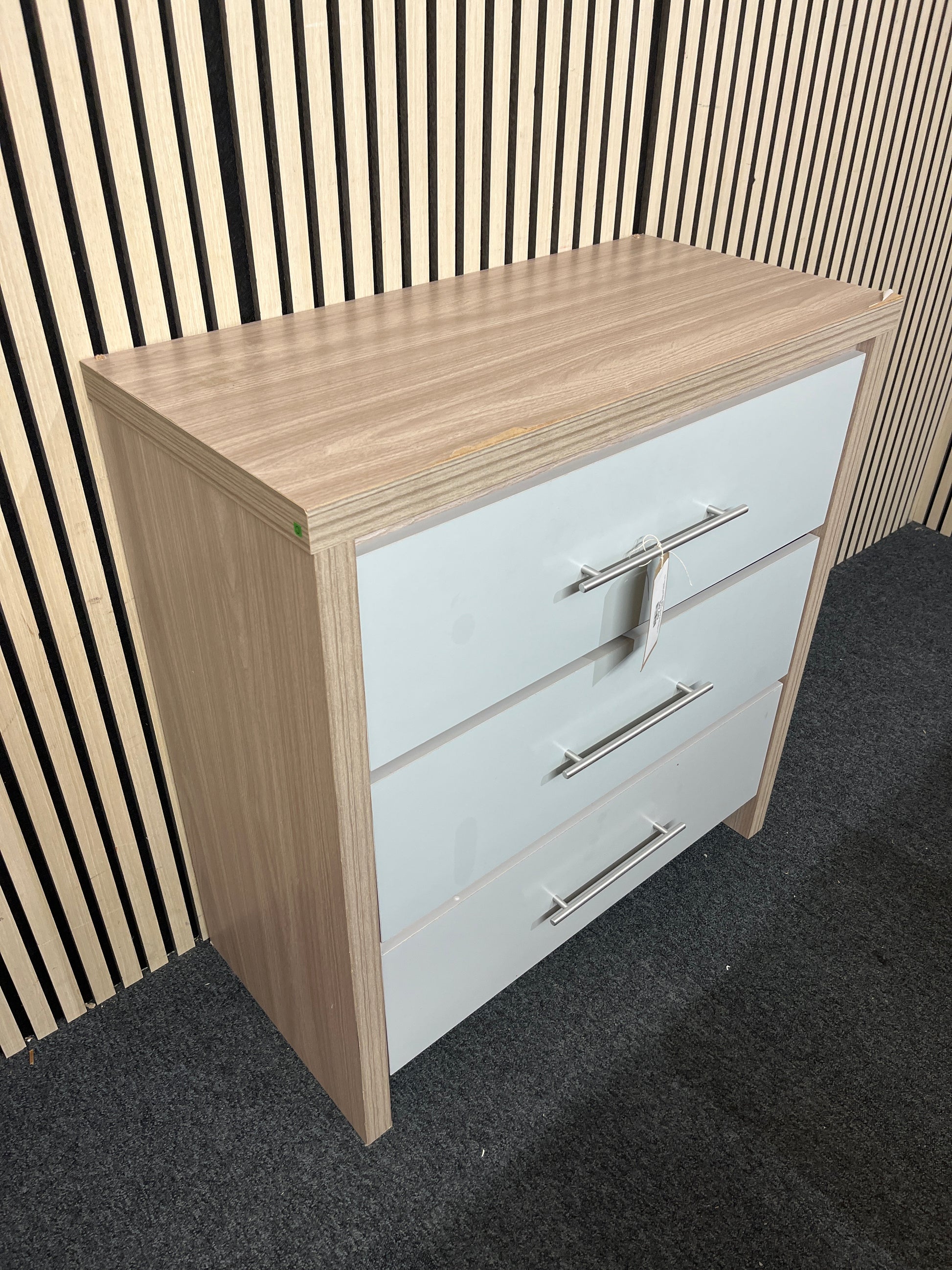 Oak laminate and white gloss 3 drawer chest with slight peeling to top (H 86 x W 80 x D 40 cm) 1126