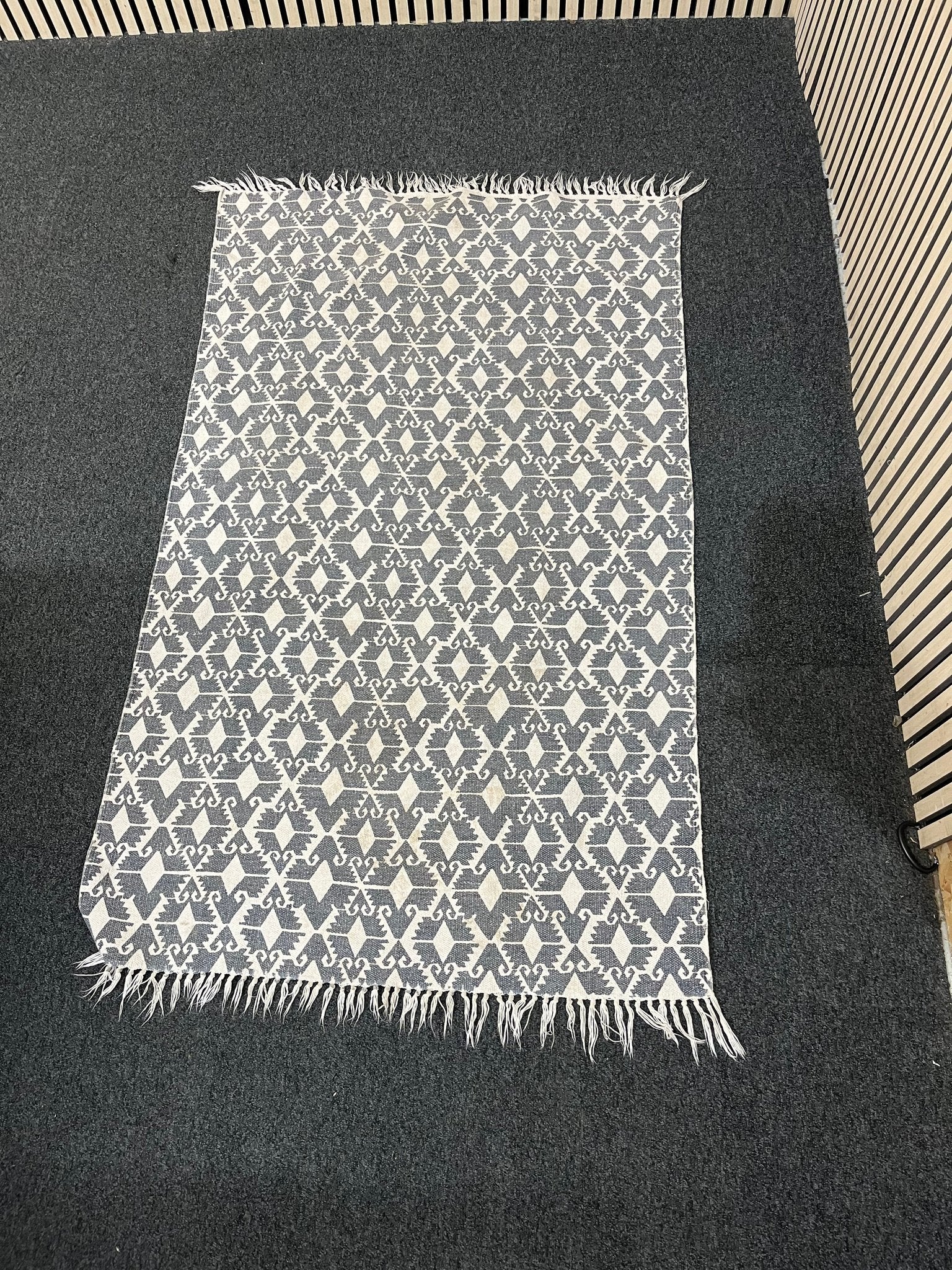 Meadows and Bryne small grey and cream rug 3126