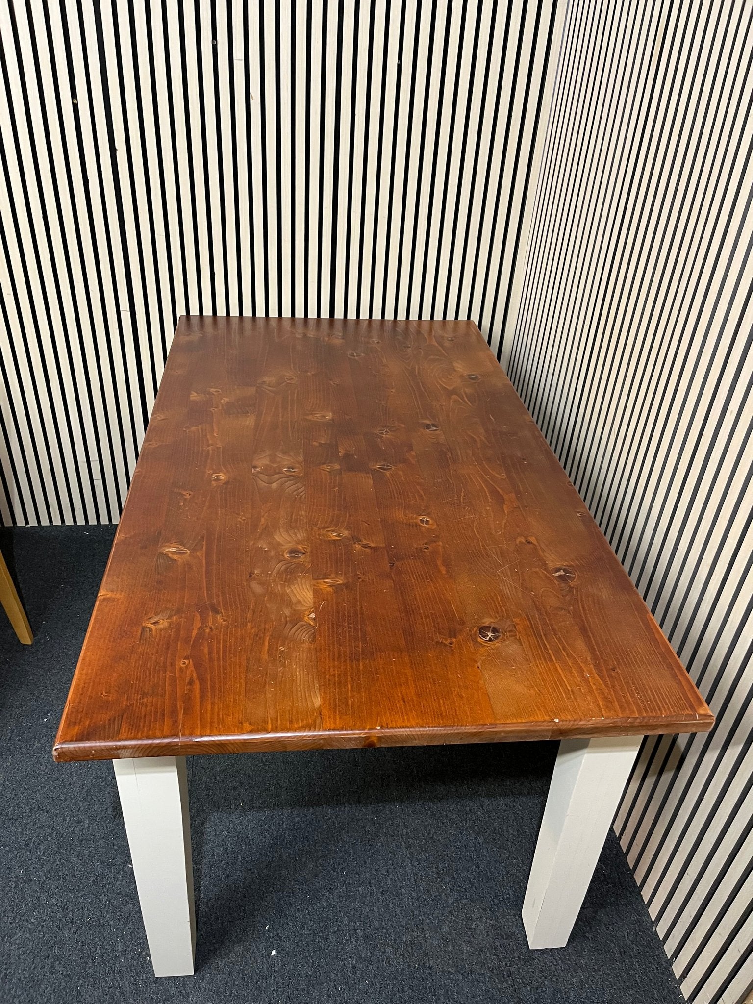 Large natural pine top kitchen table with white painted frame (L 160 x W 90 cm) 3126