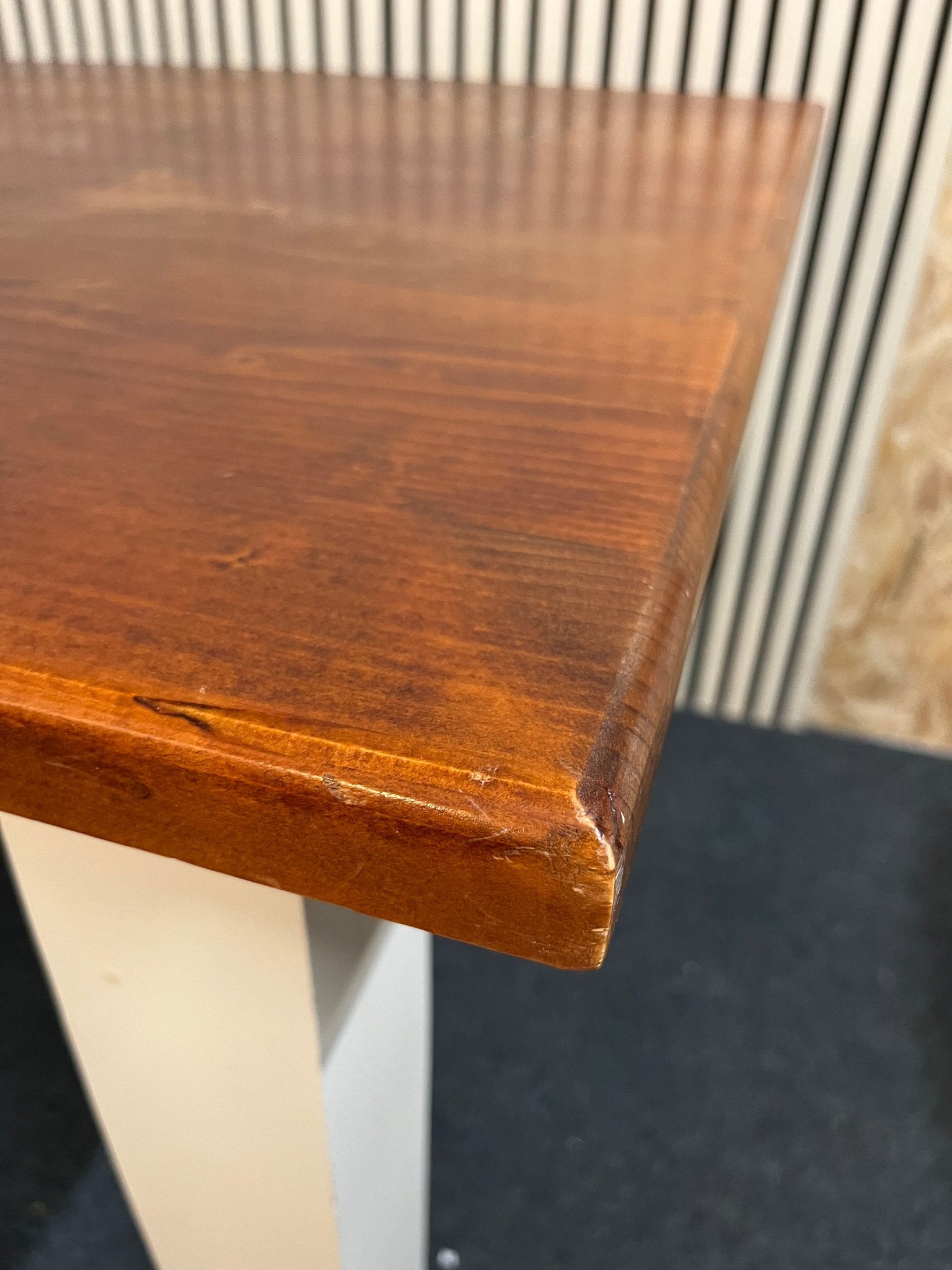 Large natural pine top kitchen table with white painted frame (L 160 x W 90 cm) 3126