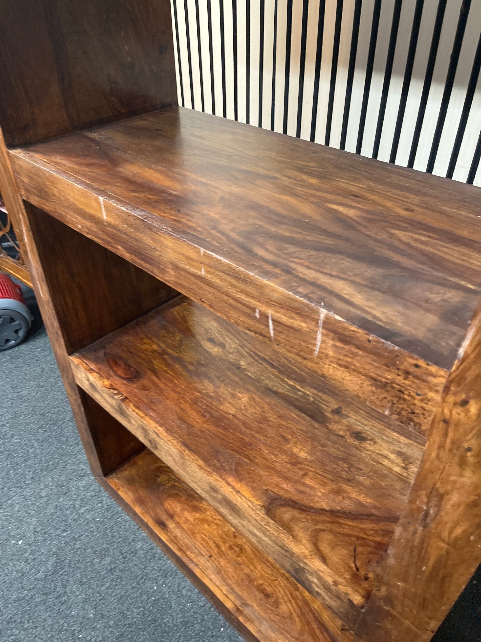 Large dark wood stained 3 shelf open bookcase (H 138 x W 89 x D 36 cm) 2226