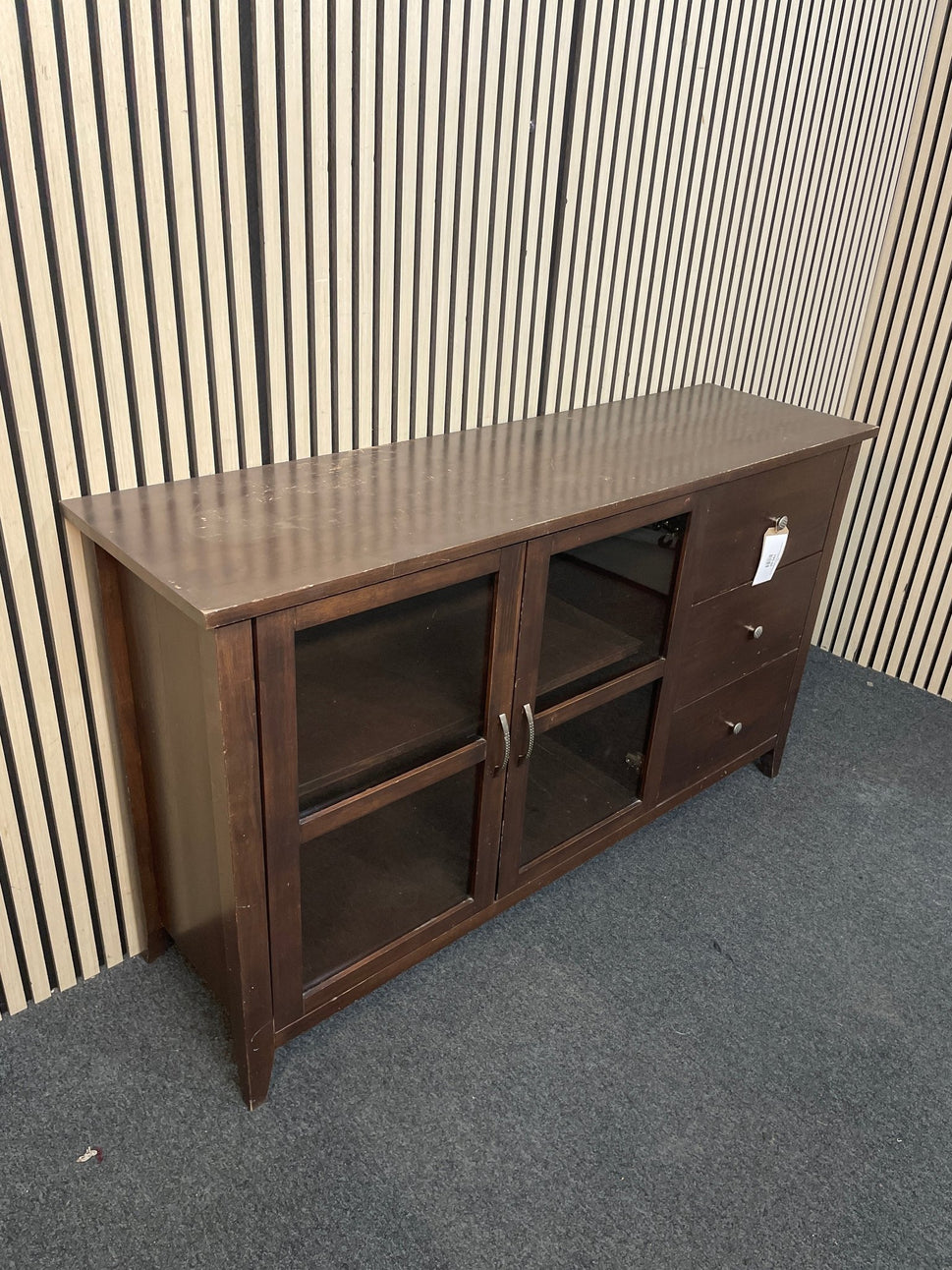 Dark wood stained 2 glass door 3 drawer sideboard (H 85 x W 145 x D 42 cm) 3126
