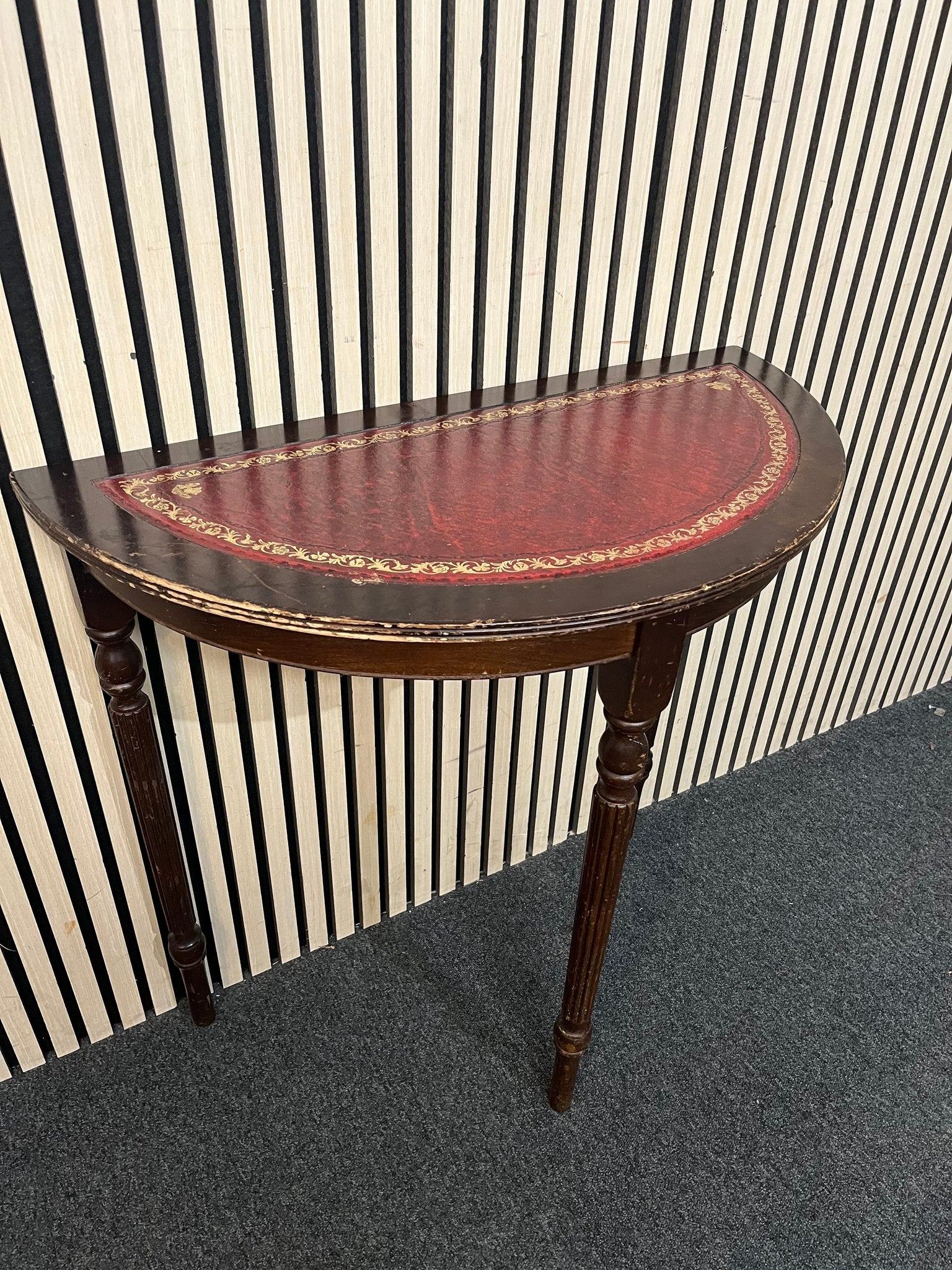 Mahogany half moon table (H 76 x W 79 x D 40 cm) 3126