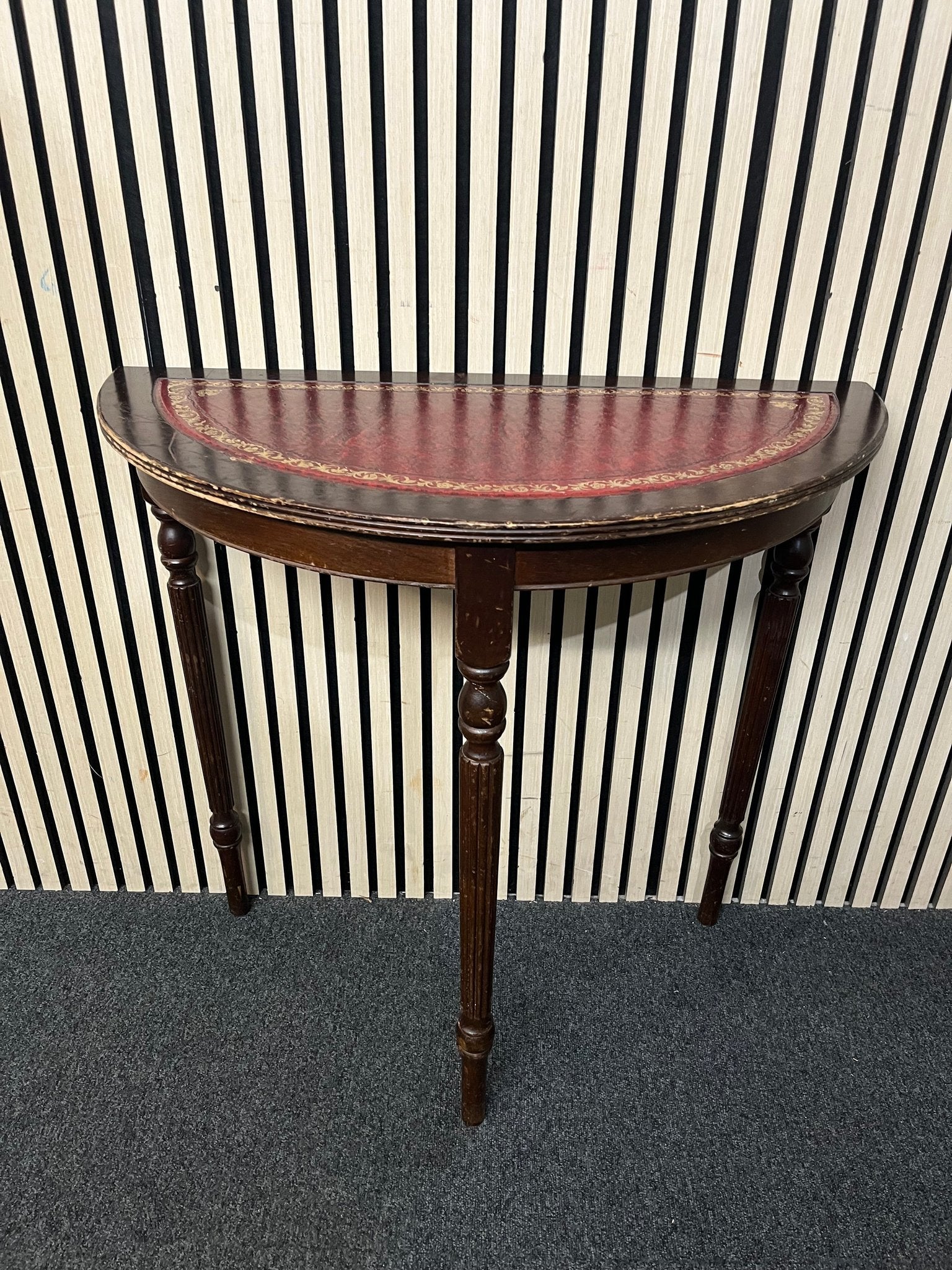 Mahogany half moon table (H 76 x W 79 x D 40 cm) 3126