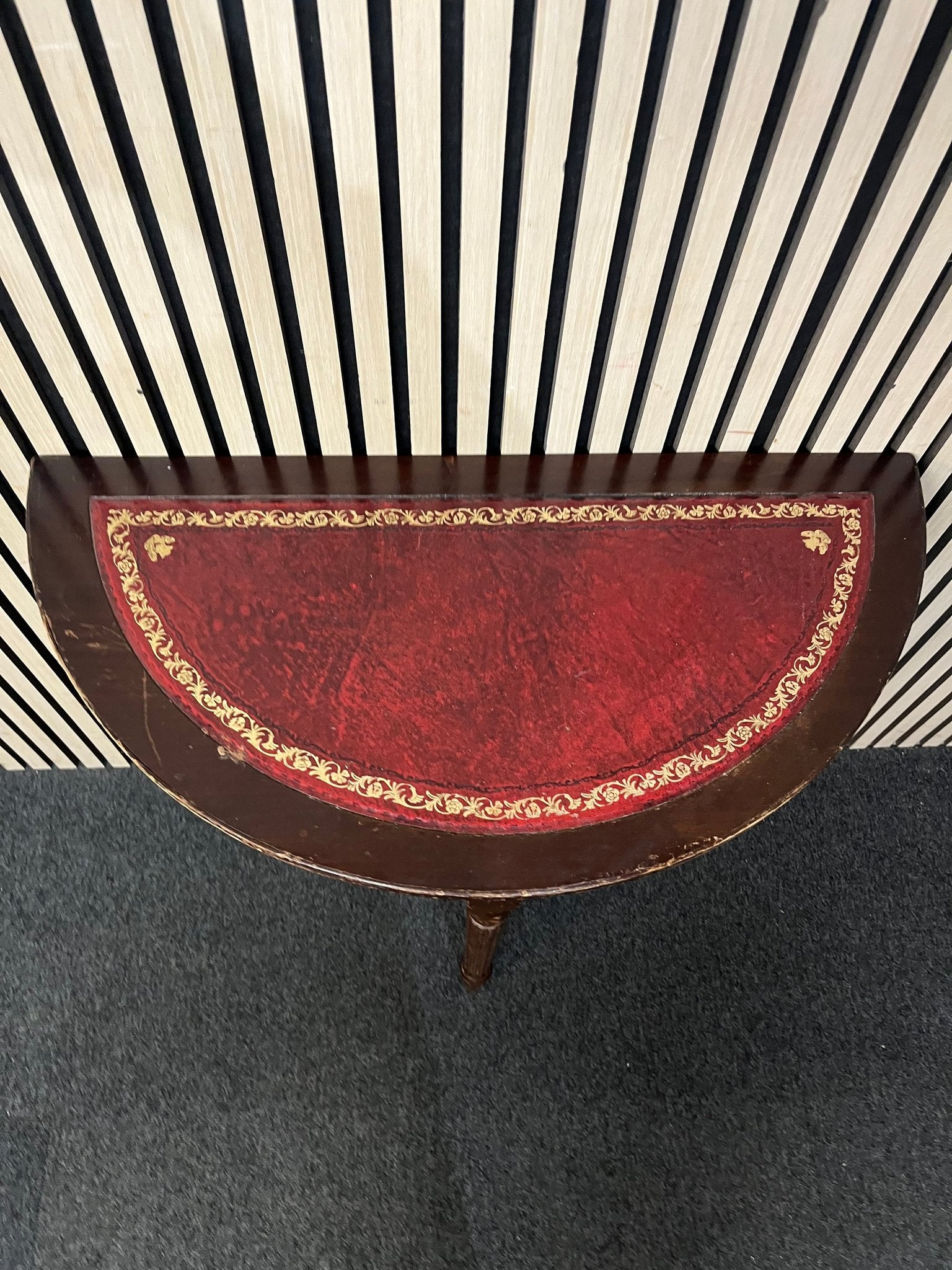 Mahogany half moon table (H 76 x W 79 x D 40 cm) 3126