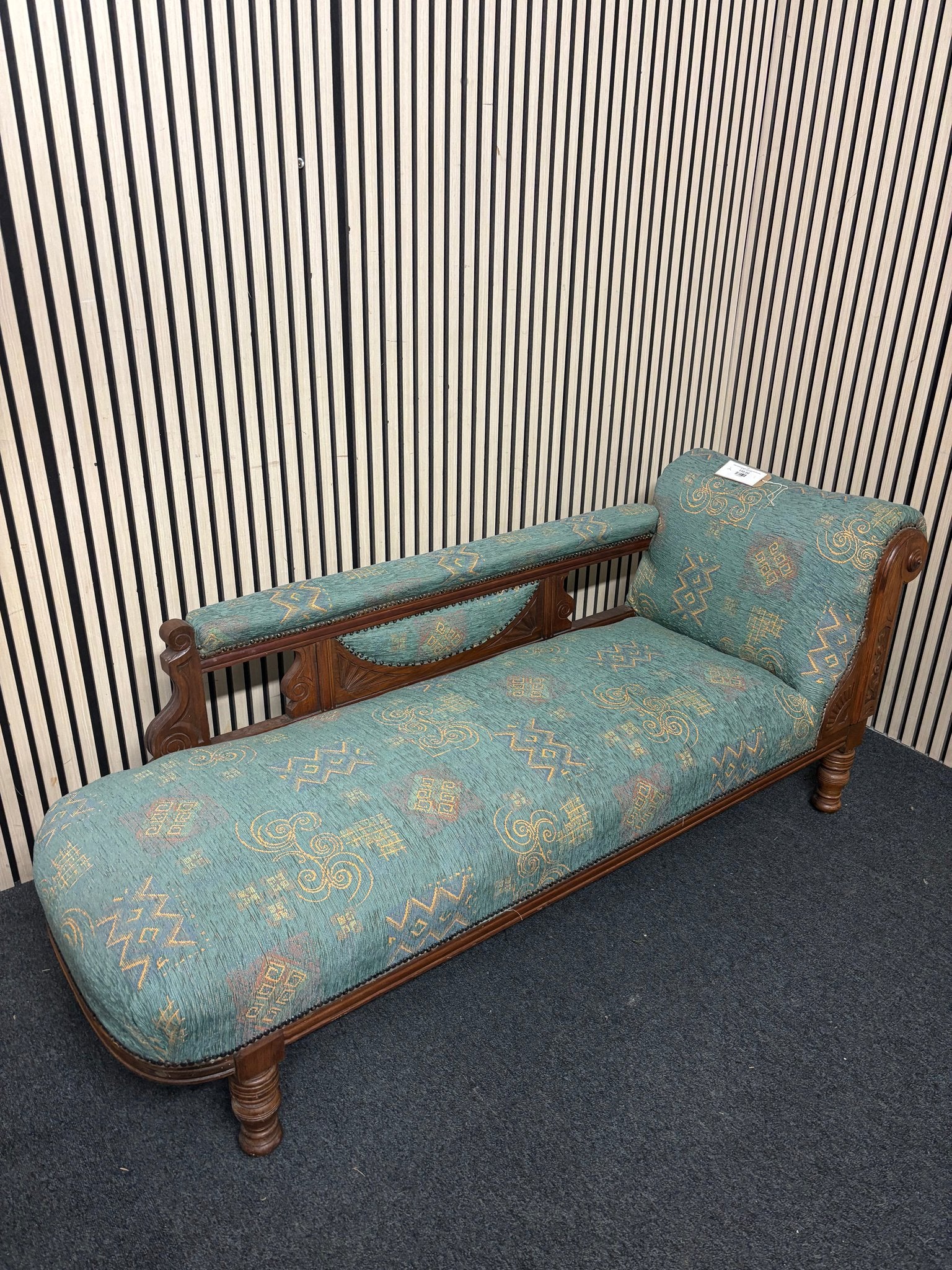 Solid oak wood framed mixed fabric ornate chaise lounge and back support arm (H 72 x L 172 x D 60 cm) 2226
