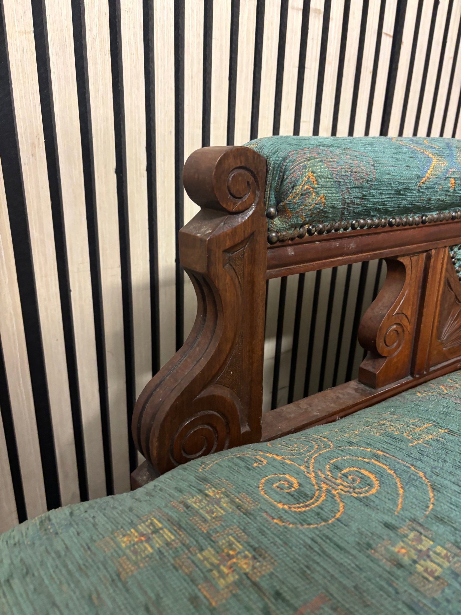Solid oak wood framed mixed fabric ornate chaise lounge and back support arm (H 72 x L 172 x D 60 cm) 2226