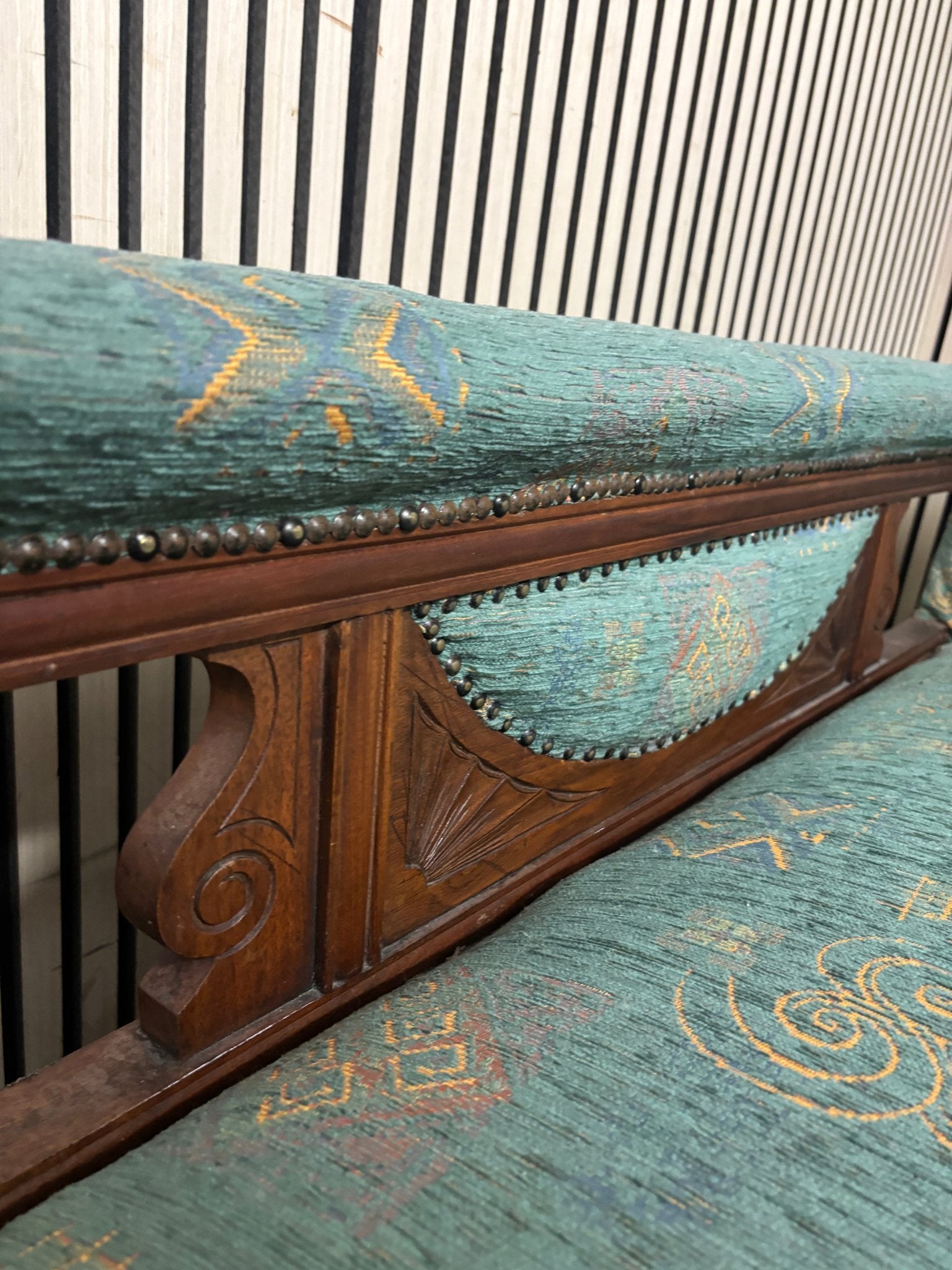 Solid oak wood framed mixed fabric ornate chaise lounge and back support arm (H 72 x L 172 x D 60 cm) 2226