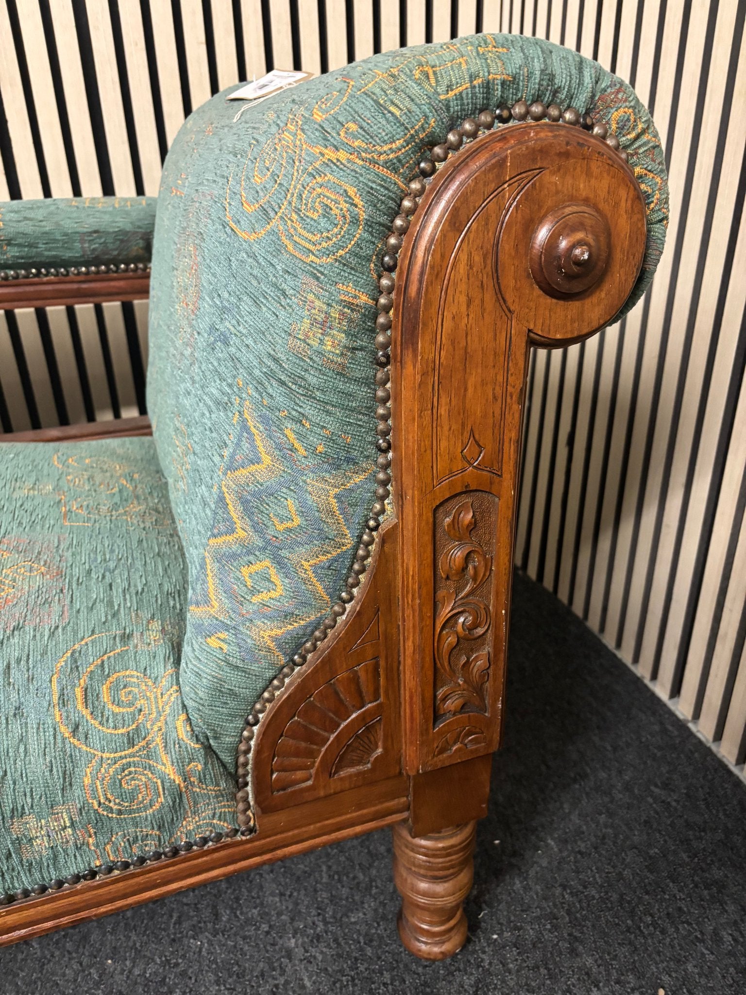 Solid oak wood framed mixed fabric ornate chaise lounge and back support arm (H 72 x L 172 x D 60 cm) 2226