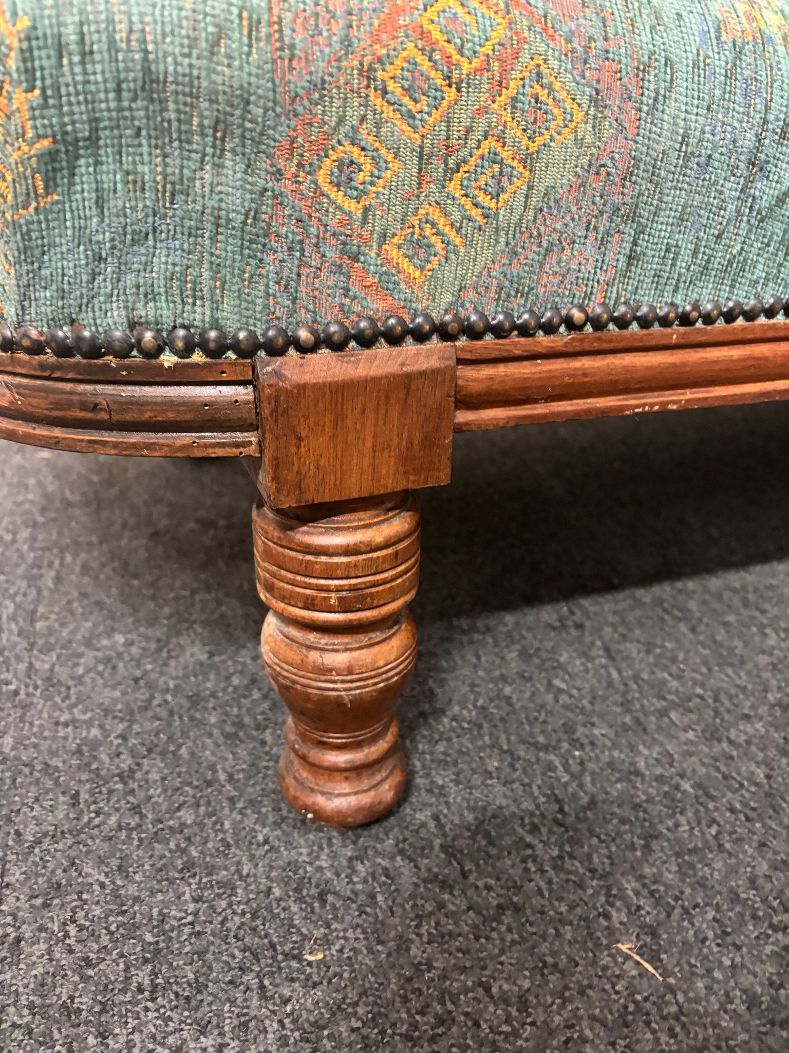 Solid oak wood framed mixed fabric ornate chaise lounge and back support arm (H 72 x L 172 x D 60 cm) 2226