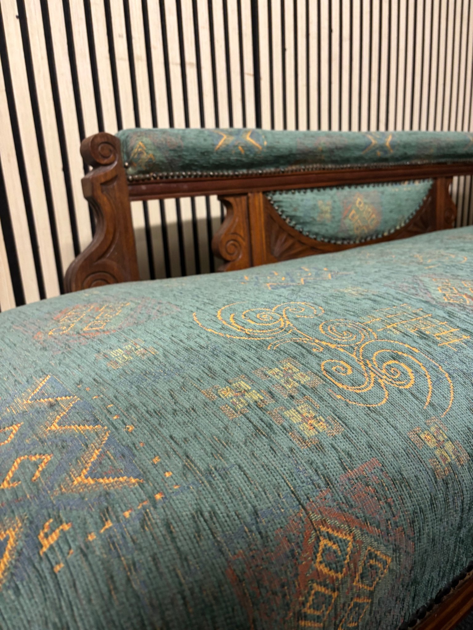 Solid oak wood framed mixed fabric ornate chaise lounge and back support arm (H 72 x L 172 x D 60 cm) 2226