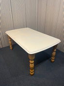 Large solid wood cream painted extendable dining table with glass top (L 163 x W 95 cm) 43833
