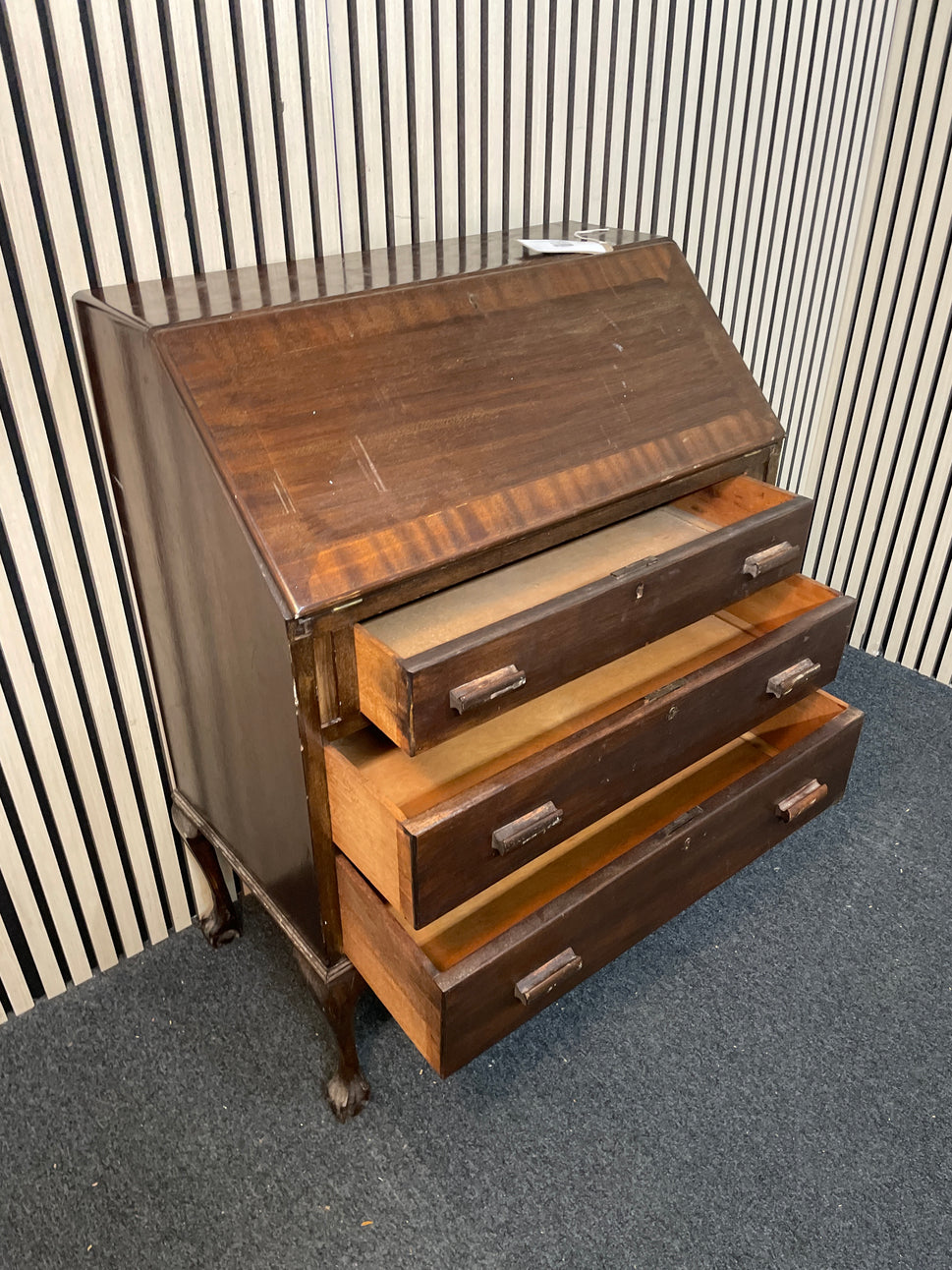 Mahogany ornate writing bureau with 3 drawers (H 98 x W 74 x D 41 cm) 2425