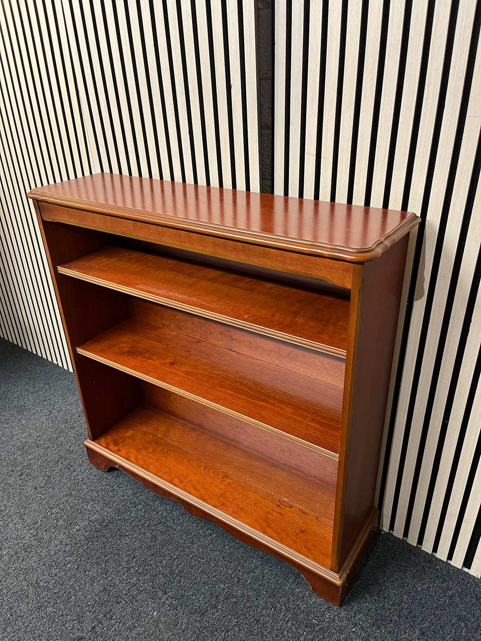 Low mahogany bookcase (H 93 x W 90 x D 26 cm) 1126