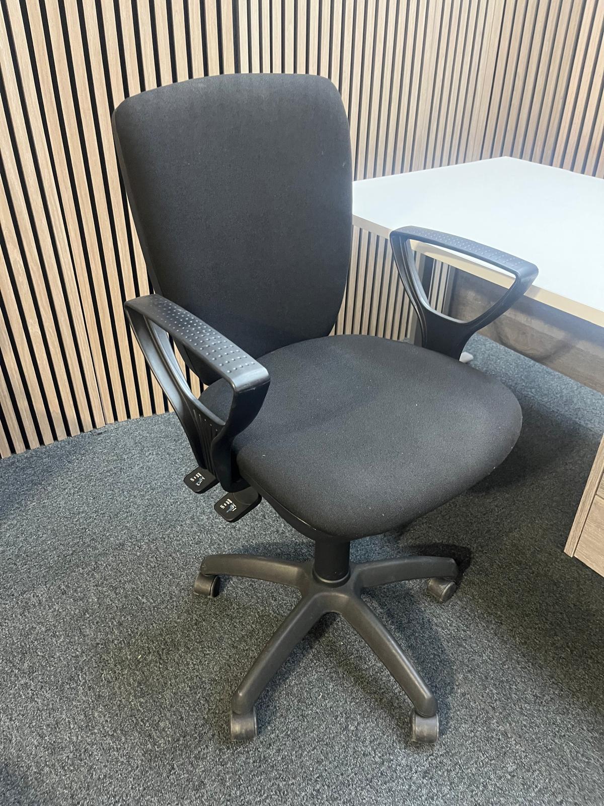 ( GRADE A) White 1400 x 800 desk with grey oak fixed pedestal + (GRADE A) Black fabric swivel chair bundel