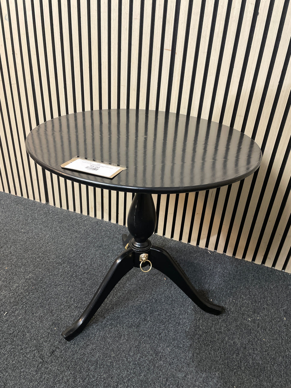 Circular black stained ornate lamp table with glass top (H 58 x diameter 60 cm) 1126