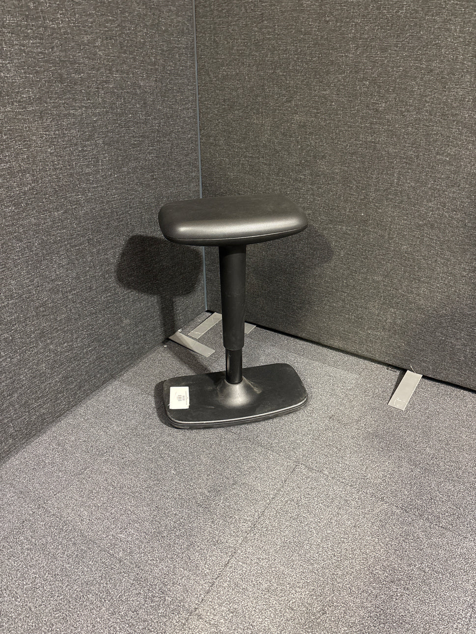 Lean back stool height adjustable in black rubber
