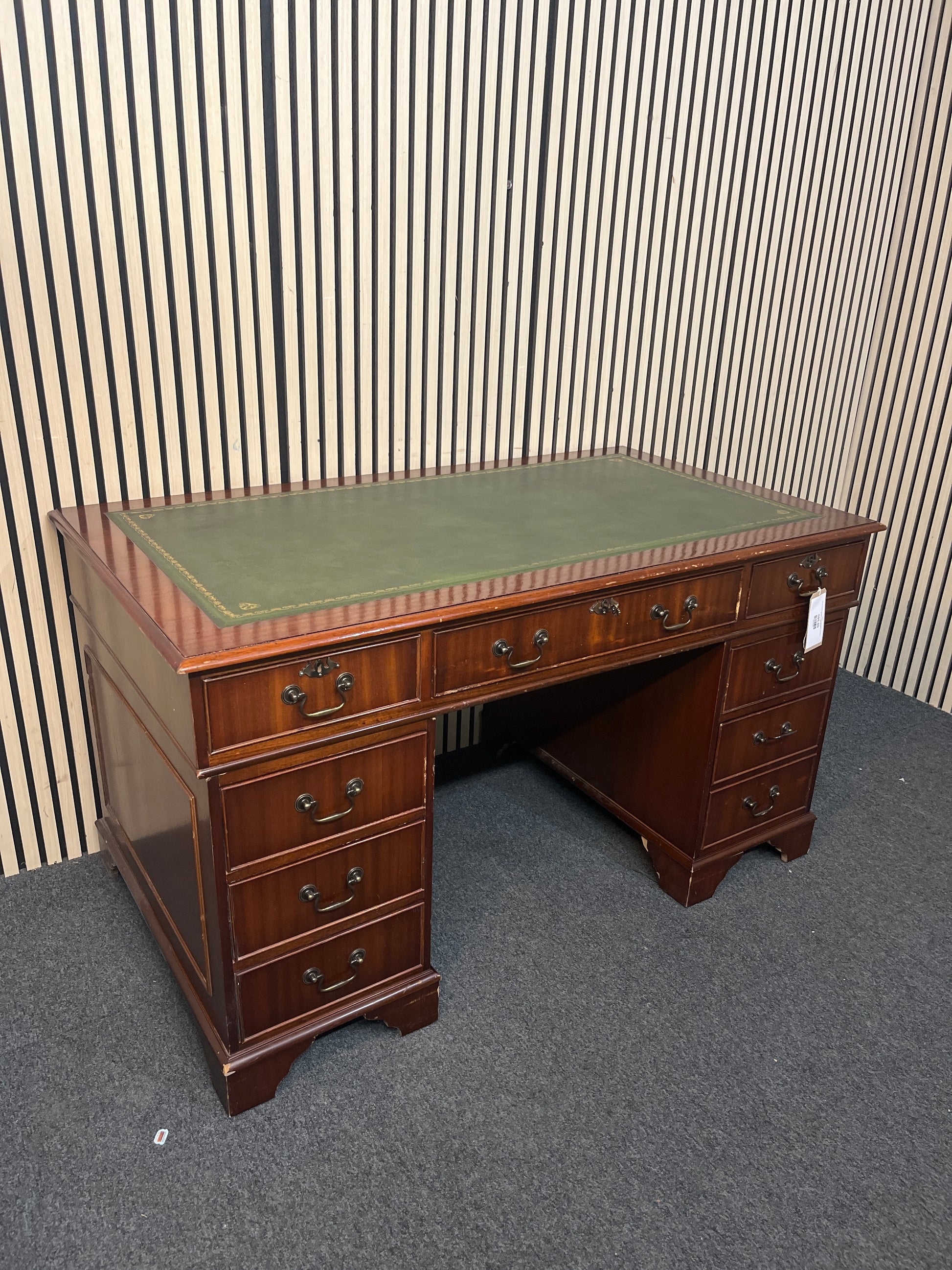 Ornate mahogany writing bureau with leather top (H 77 x W 137 x D 79cm 43827A