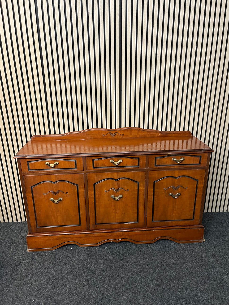 Rossmore mahogany long 3 door 3 drawer sideboard (H 88 x W 146 x D 40 cm) 2425