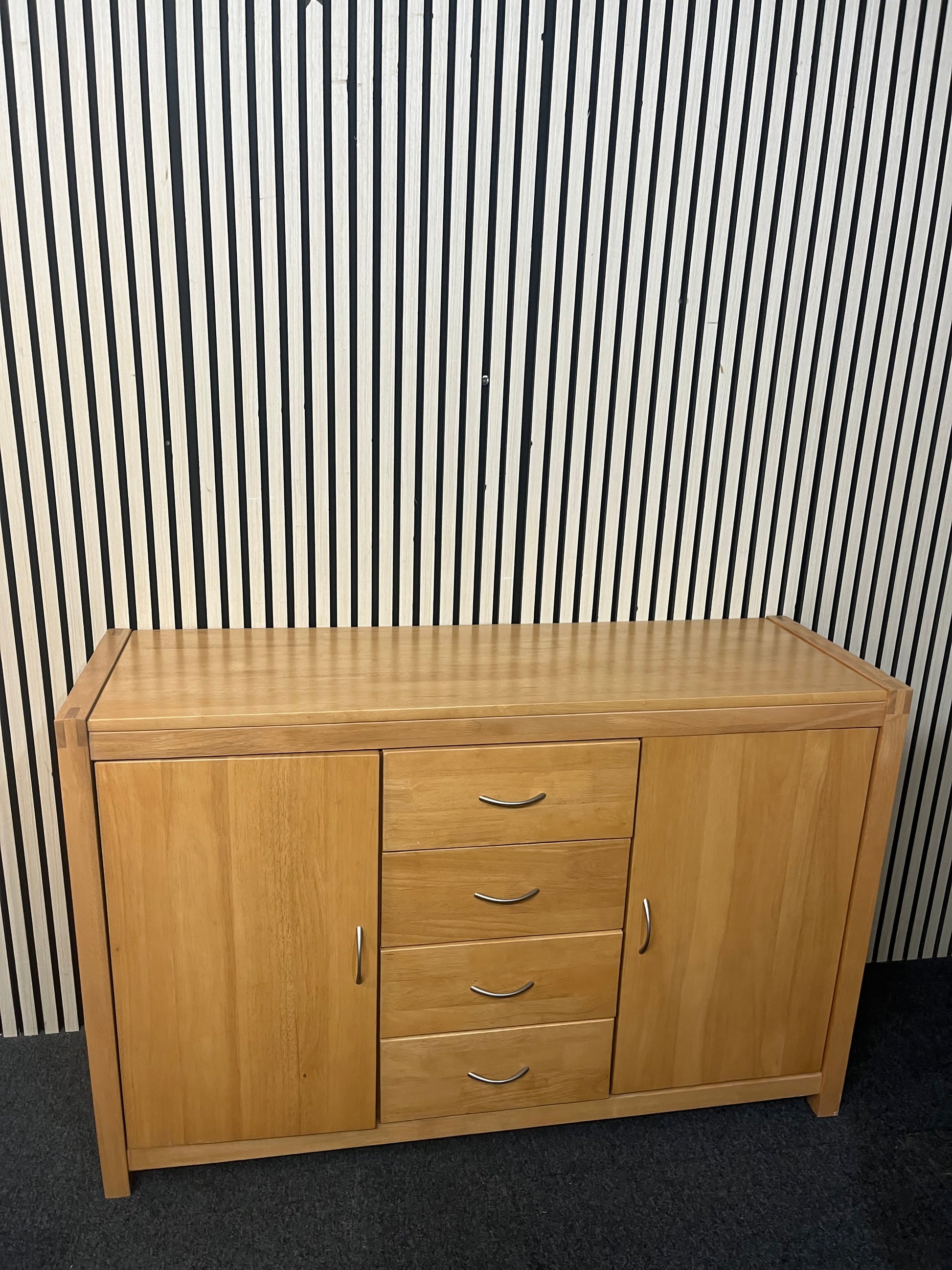 Large solid beech 2 door 4 drawer sideboard (H 87 x W 135 x D 45 cm) 43504