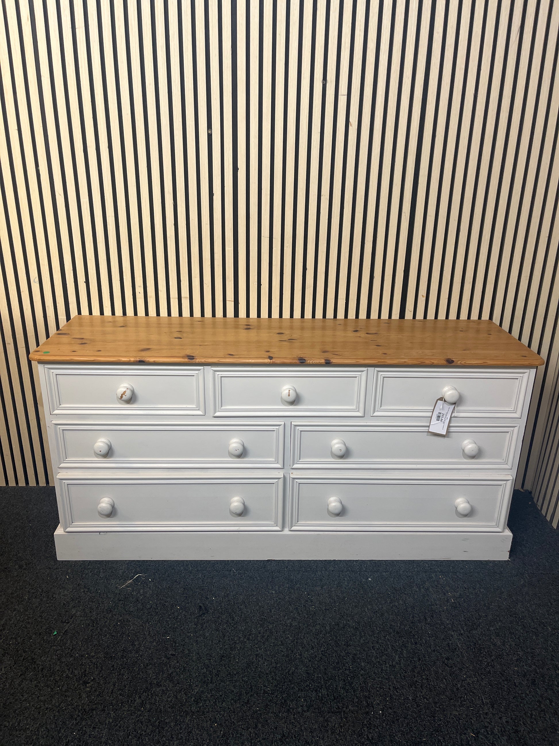 Large white painted pine top 7 drawer chest of drawers (H 72 x W 155 x D 44 cm) 44054