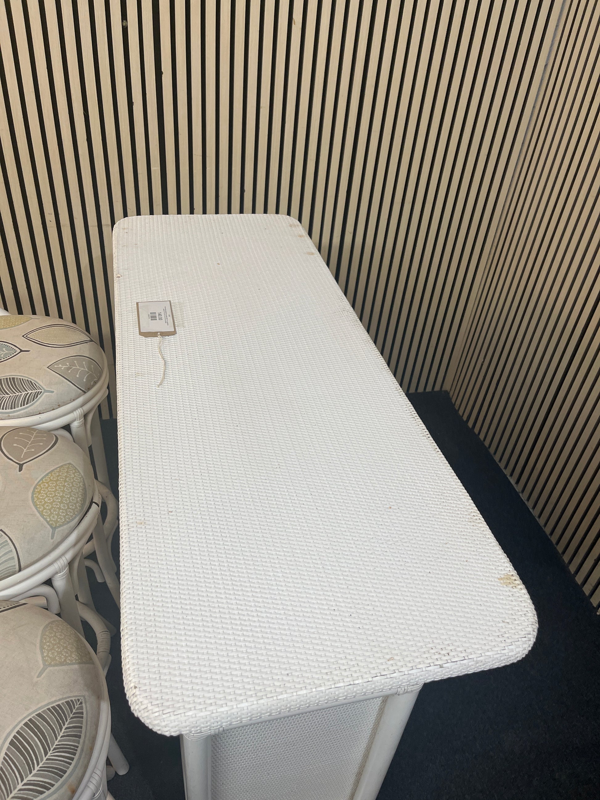 Cane white painted bar counter with 3 no. matching stools (H 103 x W 115 x D 43 cm) 43556
