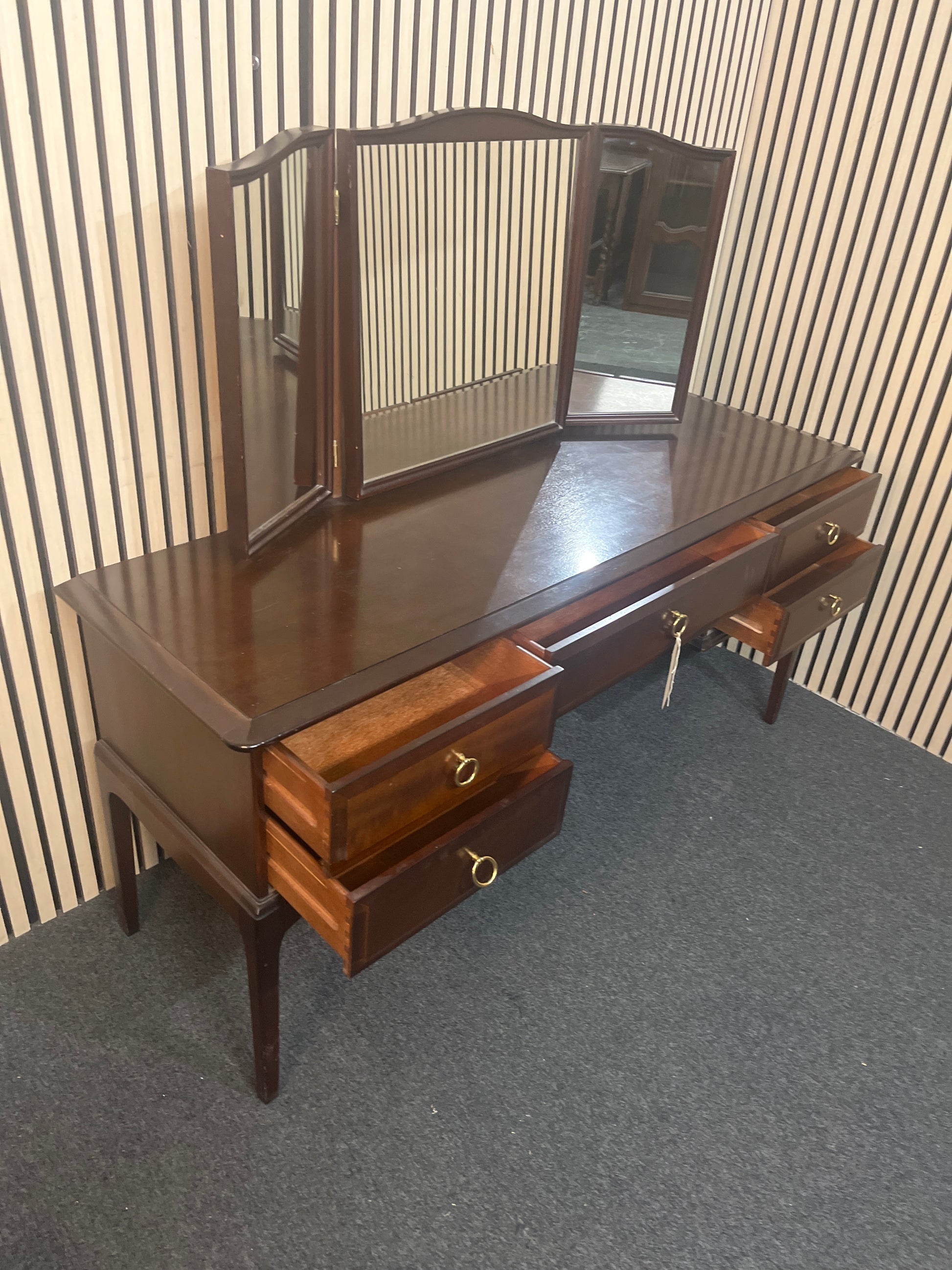 Mahogany 5 drawer long dressing table with matching mirror (H 70 x W 153 x D 47 cm) 2226