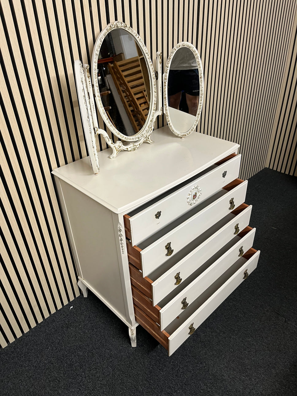 ornate white 5 drawer chest of drawers with matching dressing mirror (H 86 x W 79 x D 48 cm) 2325
