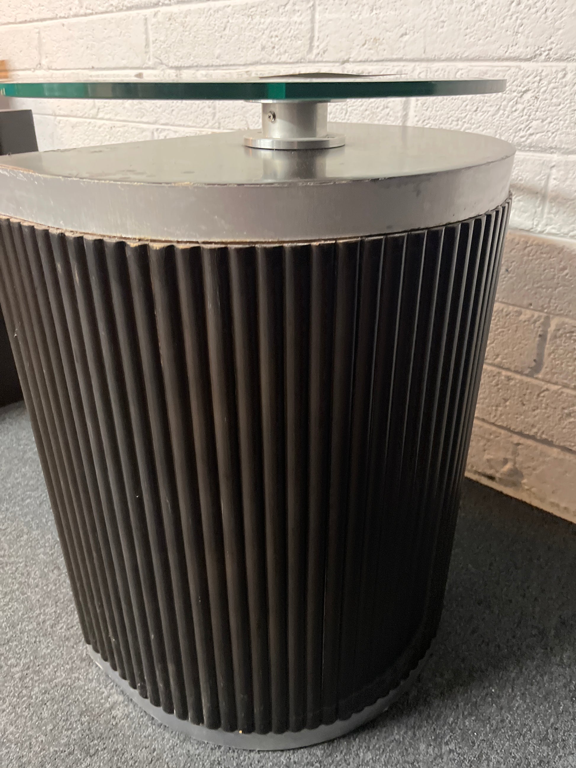 Curved glass console table with black legs (H 68 x W 123 x D 49 cm) 2225