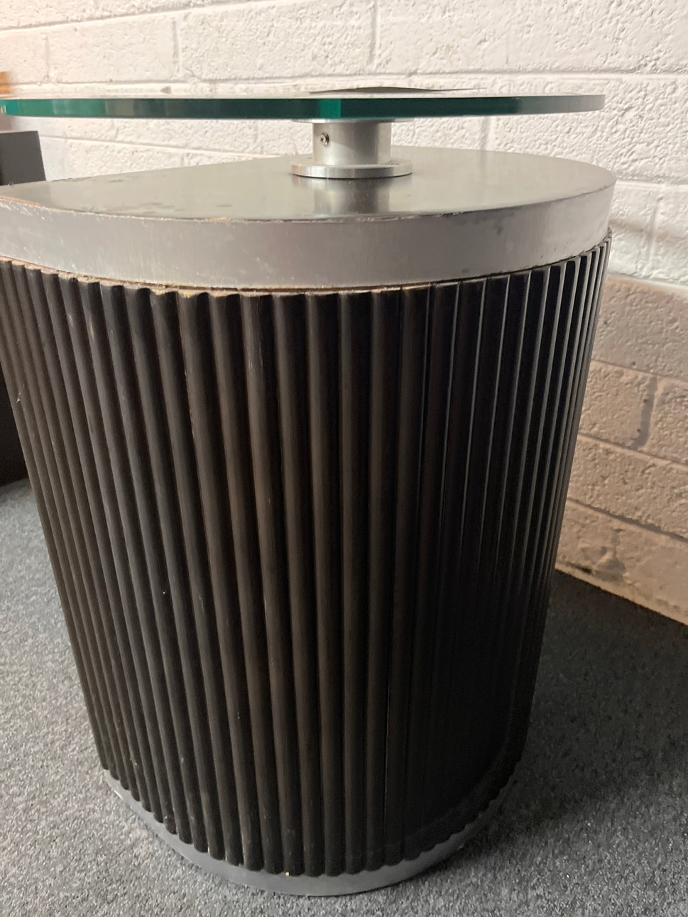 Curved glass console table with black legs (H 68 x W 123 x D 49 cm) 2225