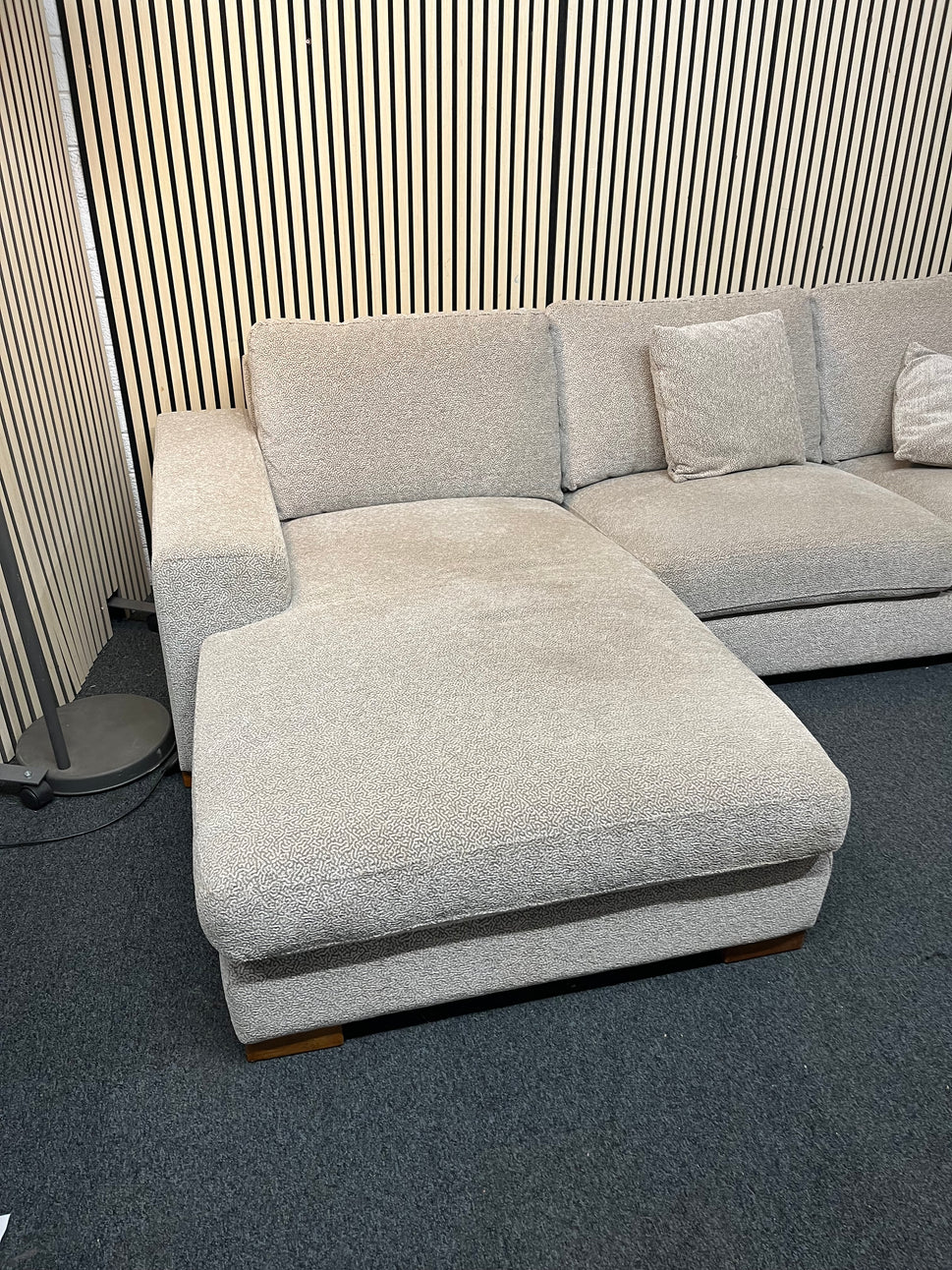 Large right hand light cream fabric corner sofa suite with matching armchair (Width 290 cm, depth 170cm and 100 cm) 1126