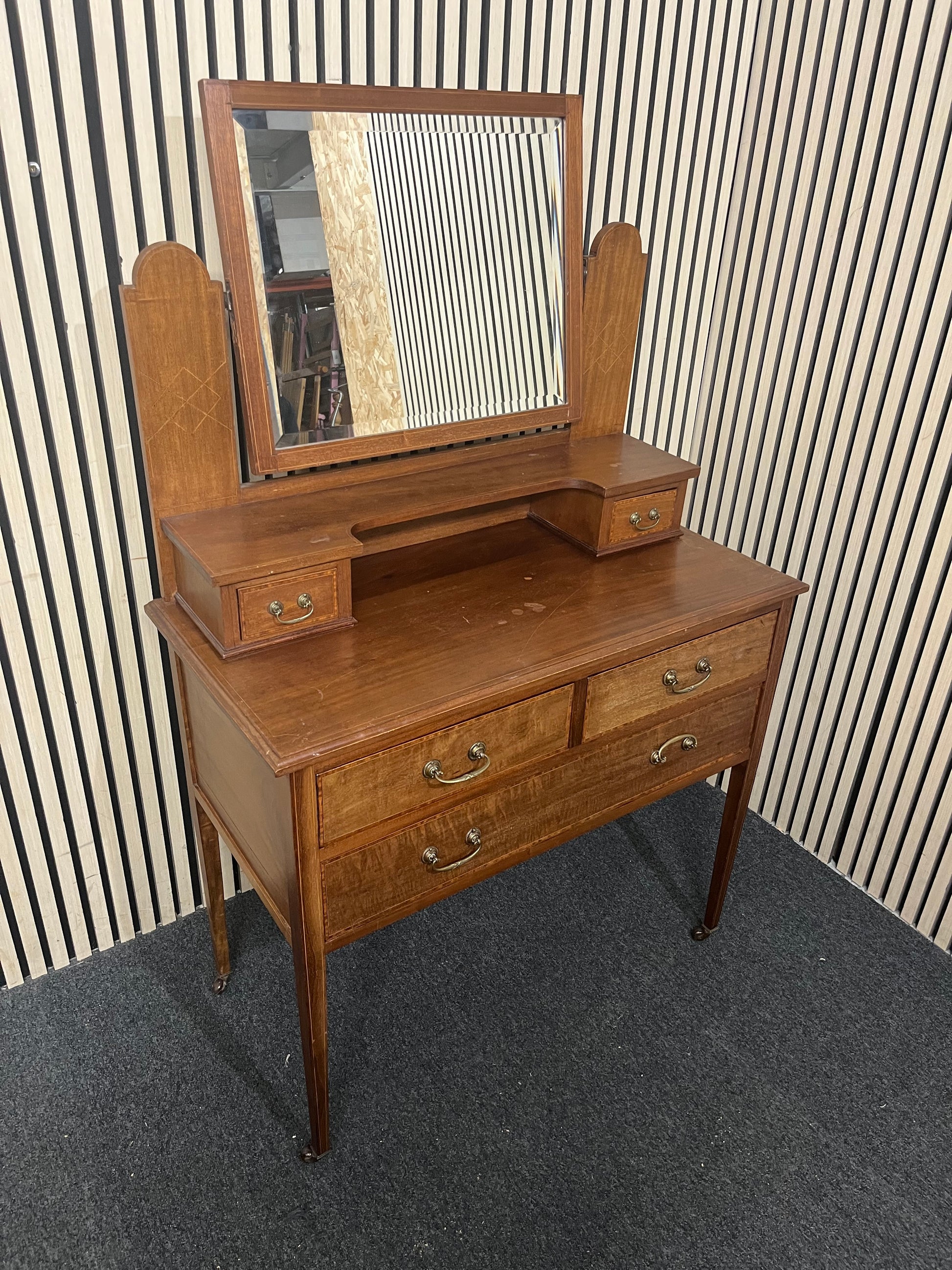 Vintage mahogany dresser with swing mirror, in dark wood mahogany (H 130 x W 92 x D 46 cm) 44011
