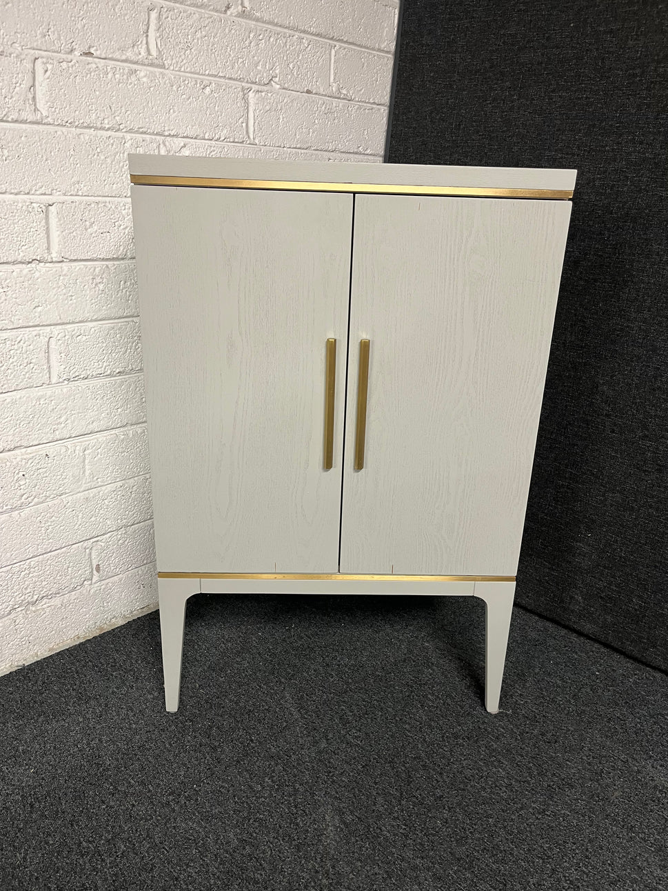 Grey painted solid oak 2 door storage unit with brass handles (H 1000 x W 650 x D 450 mm) 1225