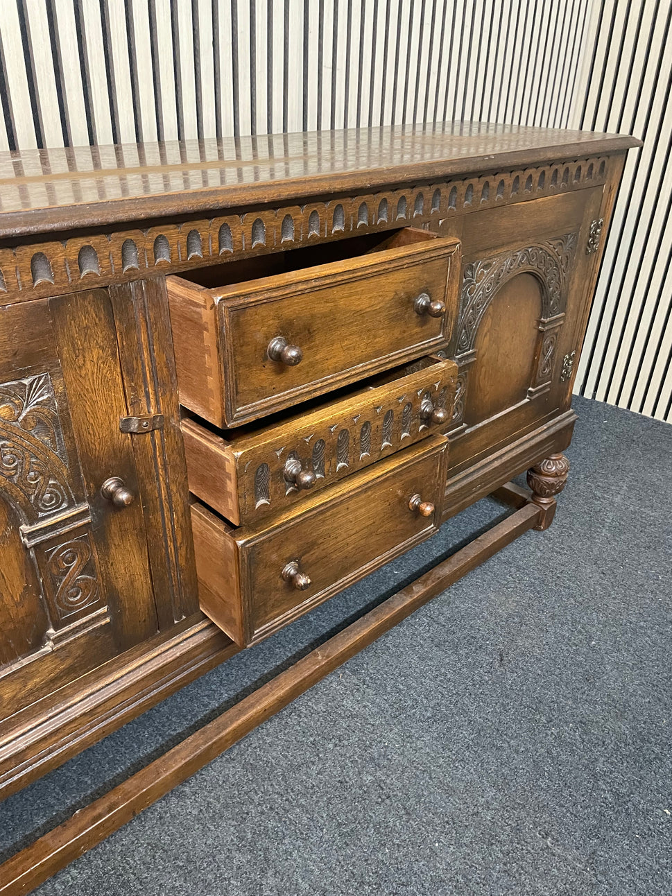 Solid english oak stained 2 door 3 drawer sideboard with ornate detail (H 90 x W 165 x D 43 cm) 2425