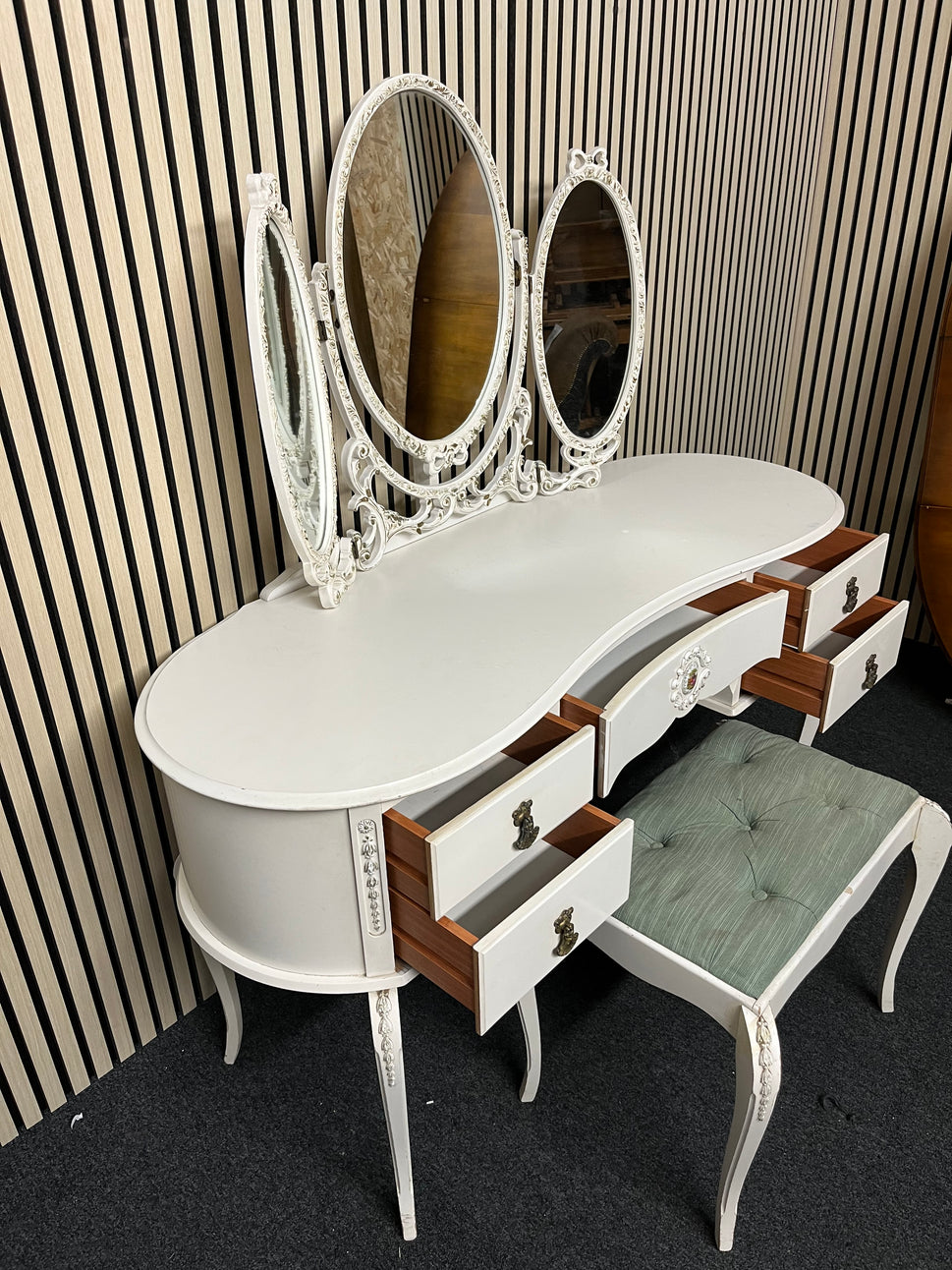Ornate cream dressing table with matching mirror and stool (H 140 x W 132 x D 55 cm) 2325