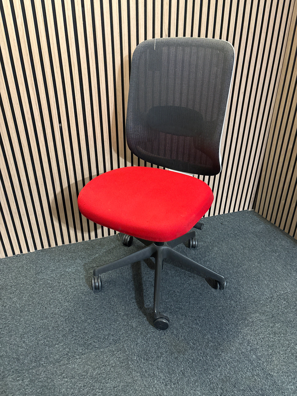 Orangebox mesh back, dark grey seat fabric swivel chair, metal 5 star base on castors. Add Add arms for €40.00 1425