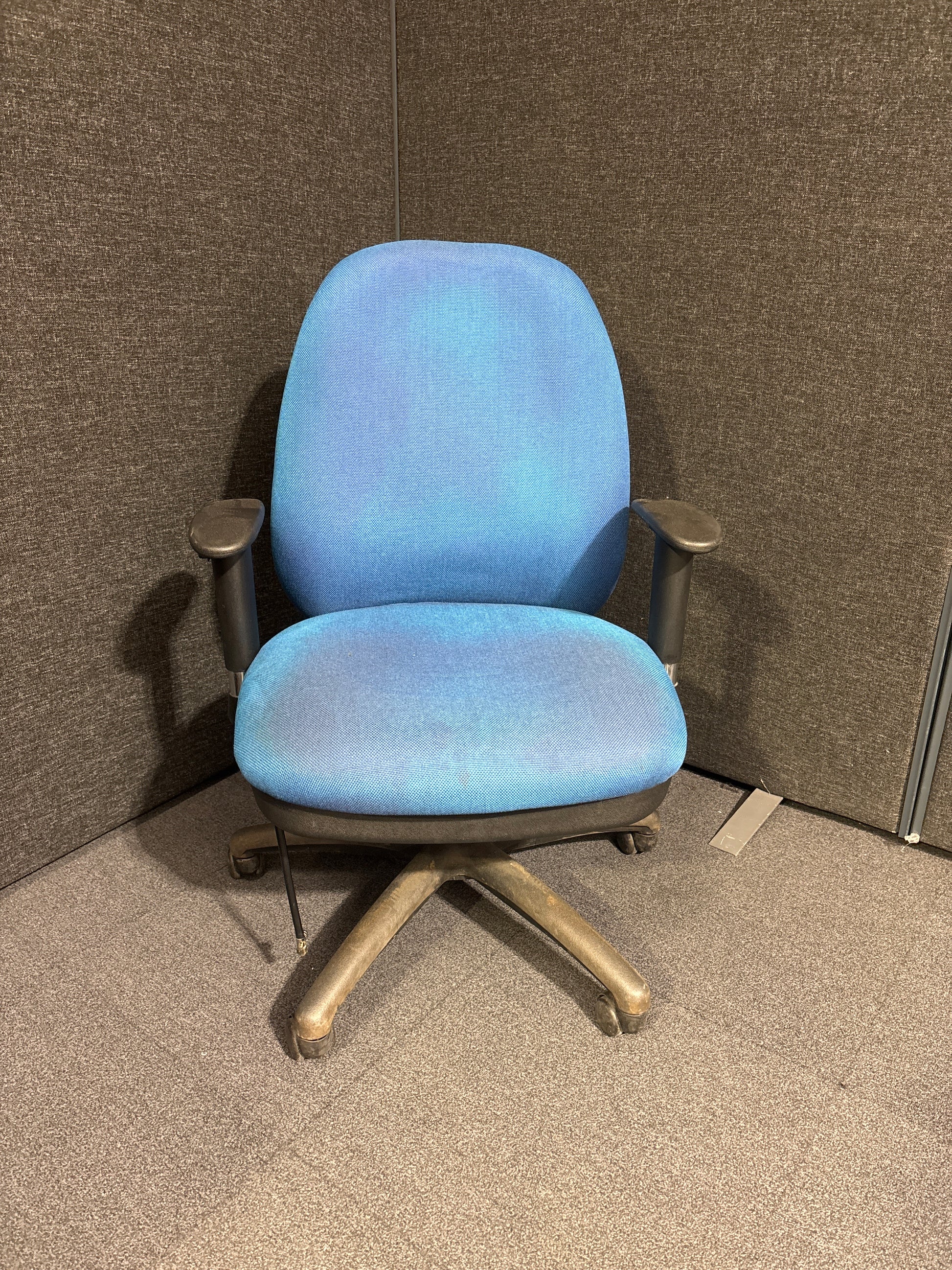 Second hand sofia swivel chair