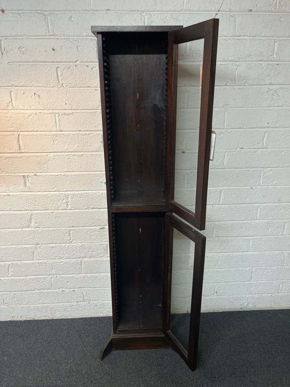 Solid dark wood carved details 2 glass door display unit with legs (H 170 x W 38 x D 25 cm) 1325