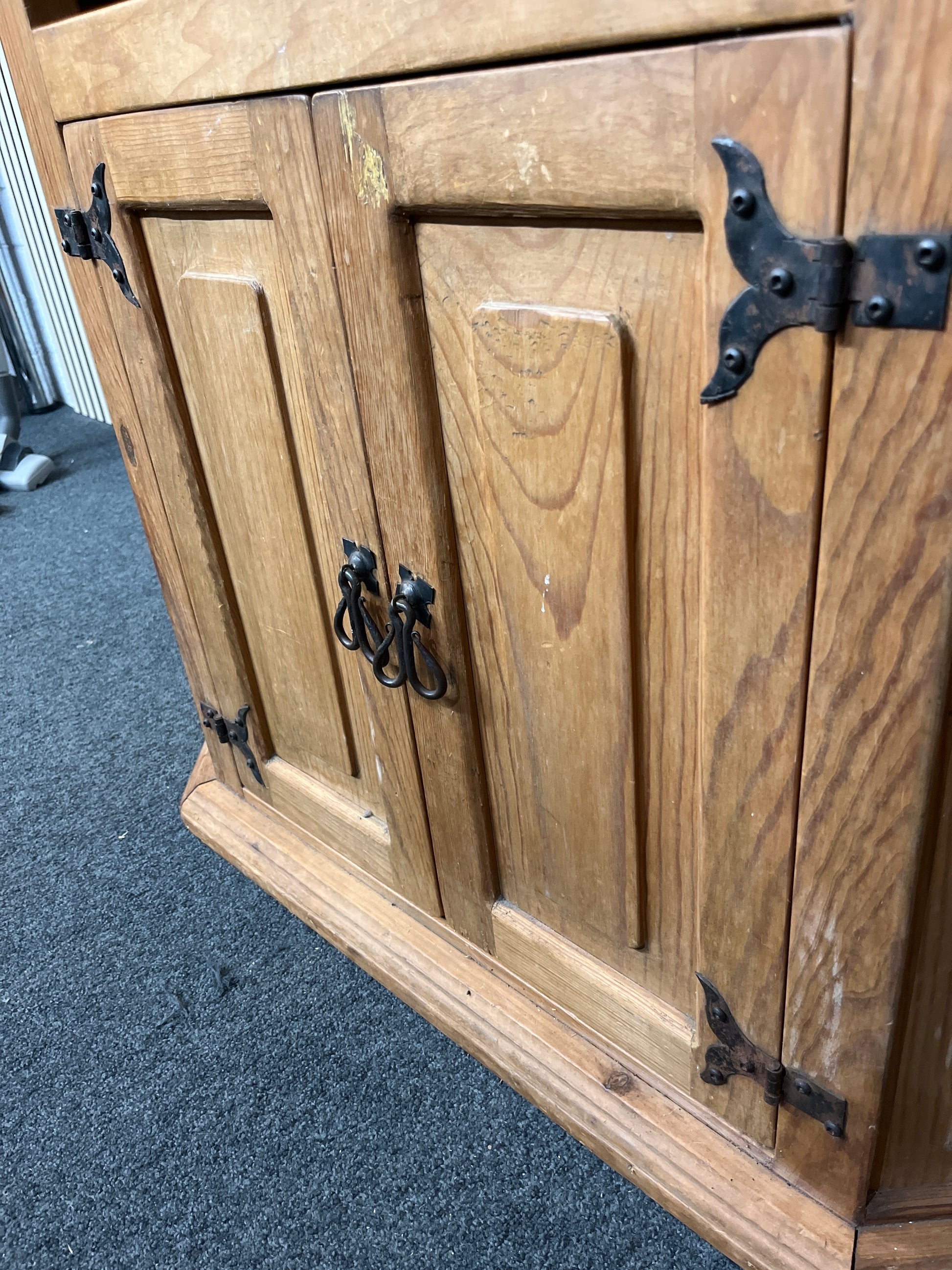 Solid Pine two door television unit (H 82 x W 103 x D 55 cm) 3126
