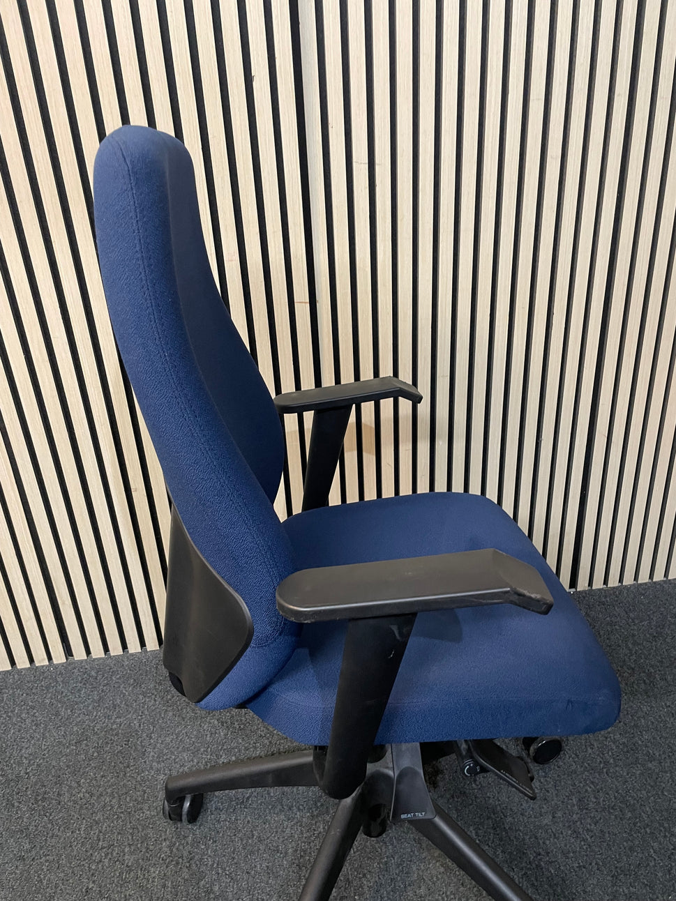 Verco PRf21 navy fabric swivel chair with arms 3425
